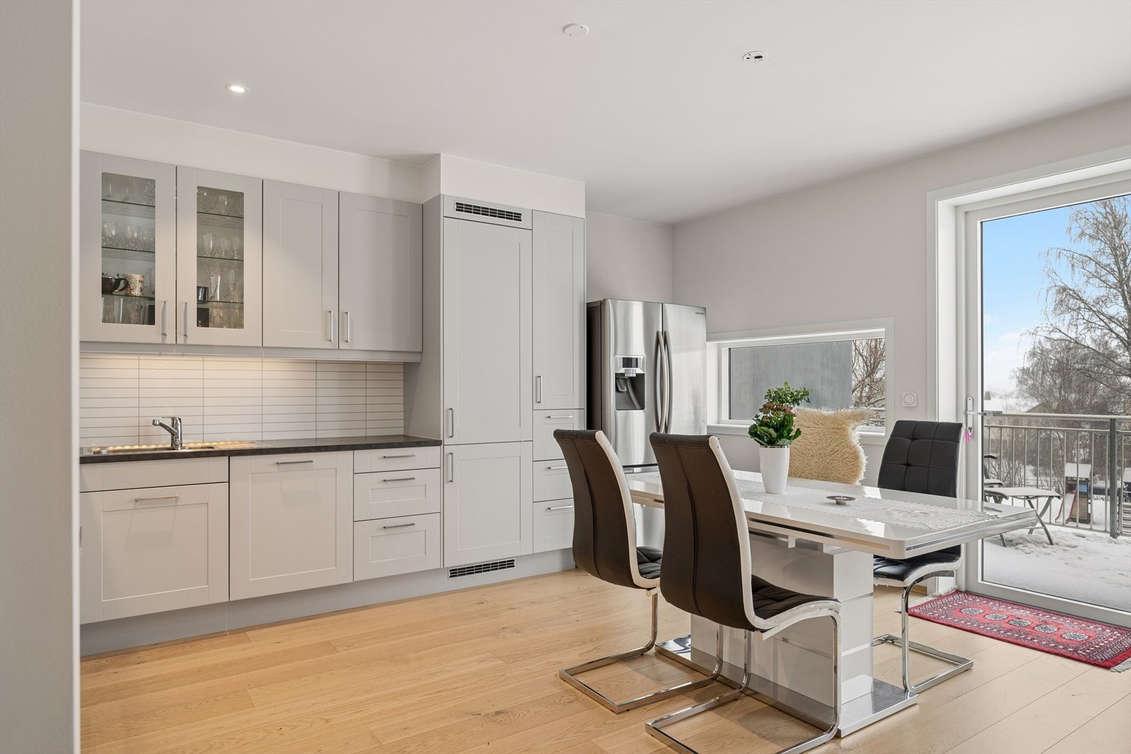 Lyst og tidløst kjøkken med alt en måtte trenge av skap., skuff- og benkeplass. Det er utvendig solskjerming/ screen på soverom og kjøkkenet. Galleribilde