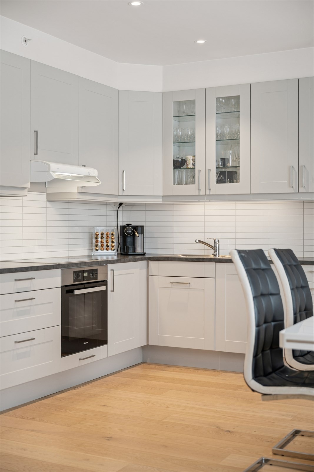 Integrerte hvitevarer som stekeovn, platetopp, oppvaskmaskin og kjøl/frys. Galleribilde