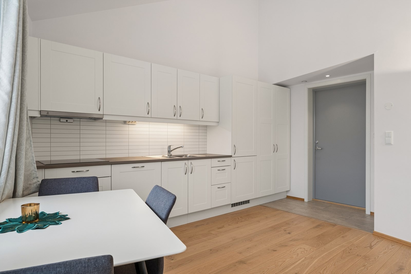 Utleiehybelen har en fast grunnpris på kr. 550,-, samt en døgnpris på kr. 175,-. Galleribilde