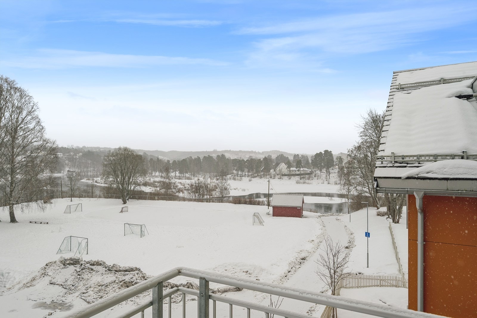 Balkongen byr på en nydelig utsikt mot Storelva og Petersøya. Her kan du nyte morgensolen med kaffekoppen eller avslutte dagen med utsikt mot et vakkert bylandskap. Dette er et sjeldent flott uterom med en helt egen stemning. Galleribilde