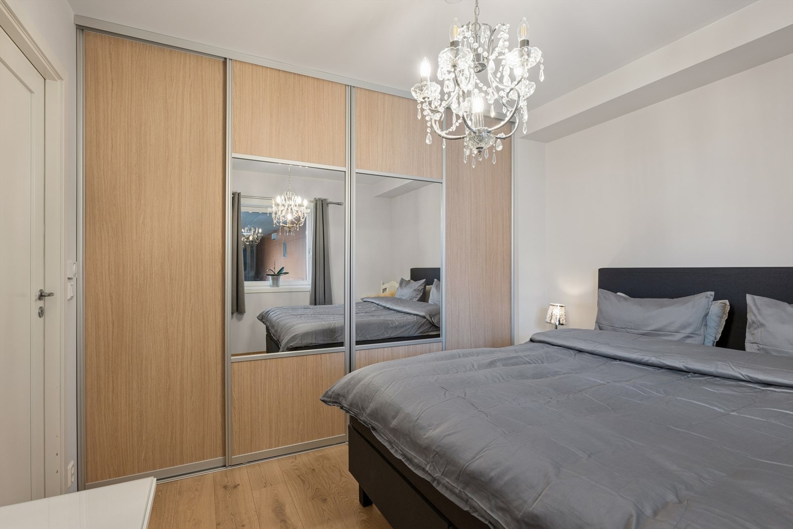 Her er det også etablert en stor innebygget skyvedørsgarderobe. Galleribilde