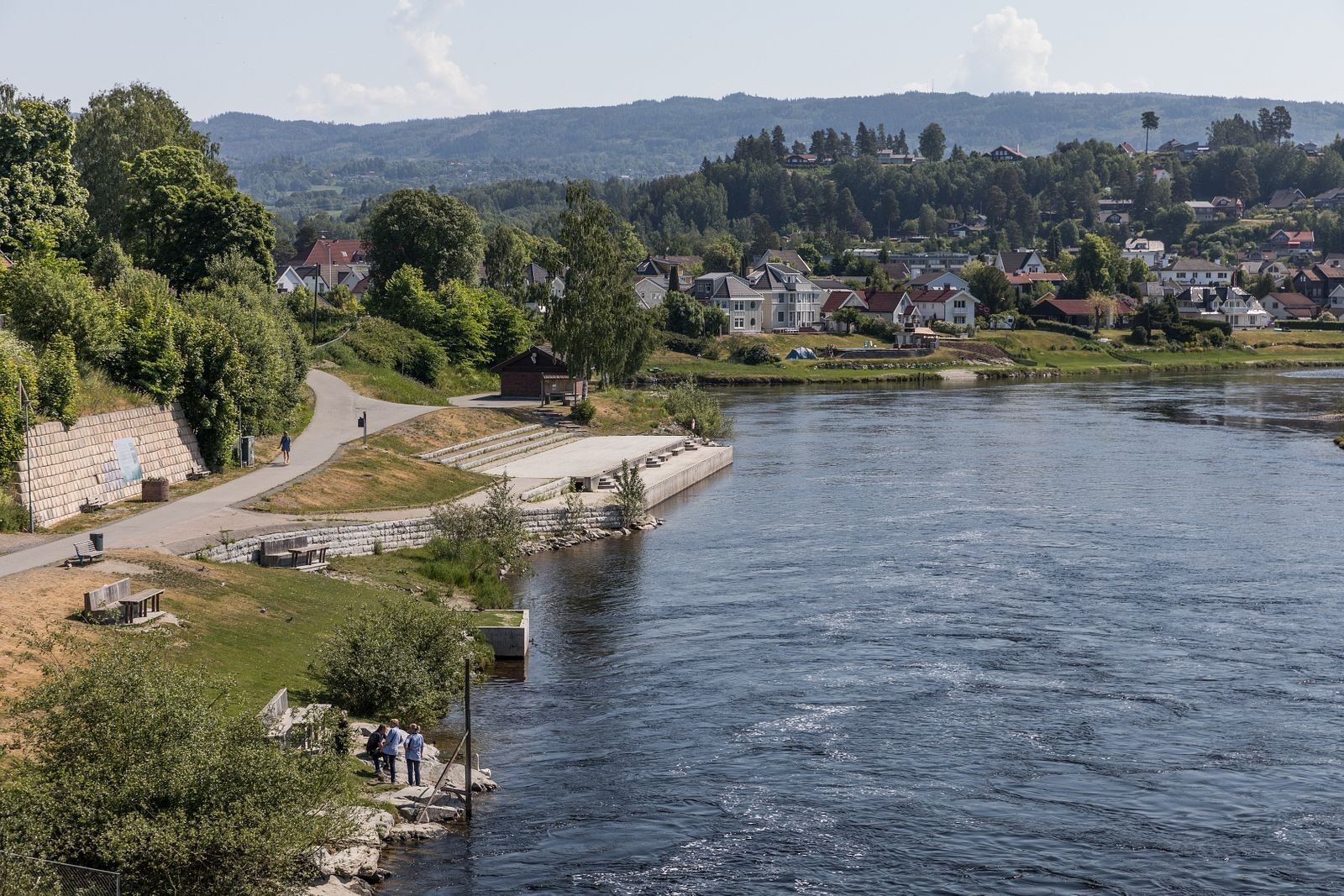 Glatved Brygge ligger like nedenfor sammeiet, og byr på vakre omgivelser helt nede ved vannkanten. Et rolig og innbydende sted for avslapning, lesestunder eller bare å nyte atmosfæren langs Storelva. Galleribilde