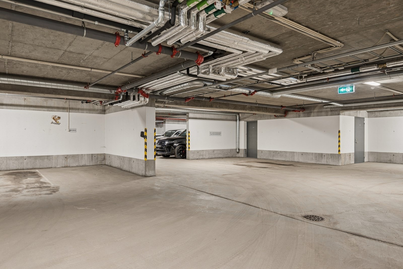 Leiligheten har parkeringsplass i felles garasjekjeller. Galleribilde