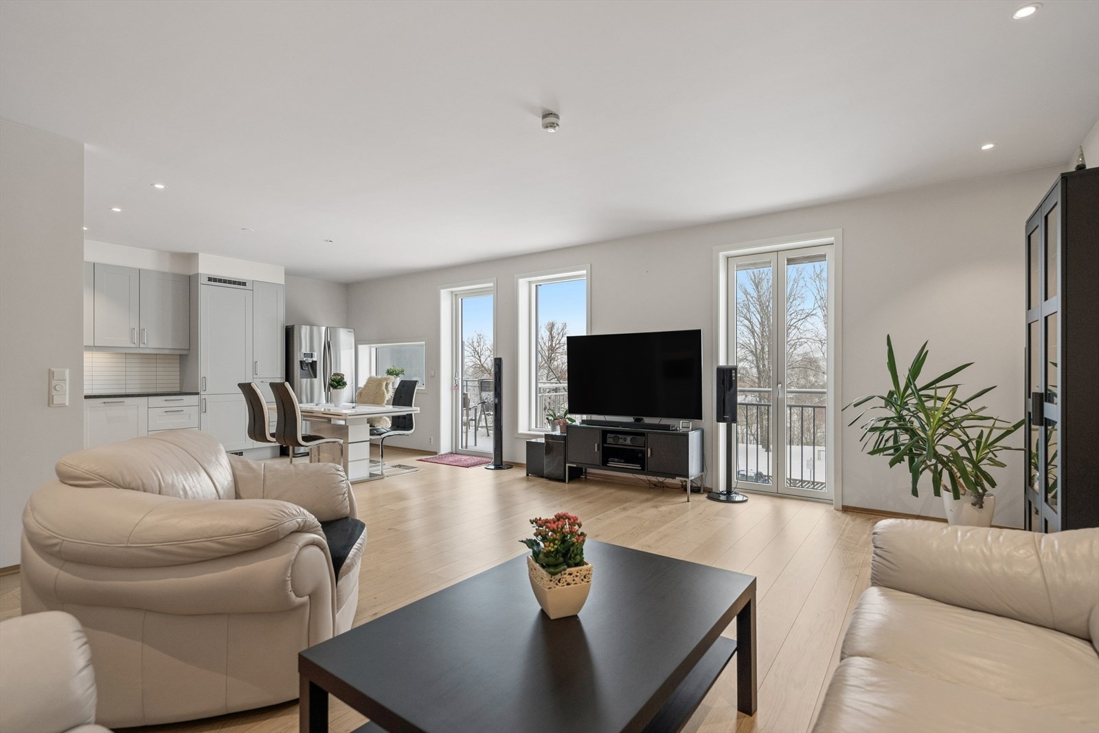 Stuen fremstår lys og elegant, med store vinduer som gir rommet en luftig og åpen atmosfære. Innredningen faller naturlig på plass, og sofakroken får en harmonisk sone i rommet... Galleribilde