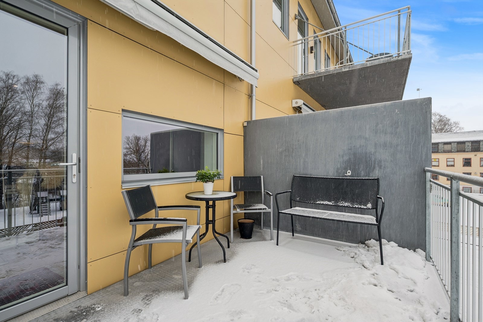 Flott balkong med terrassemarkise og god plass for utemøblement. Galleribilde