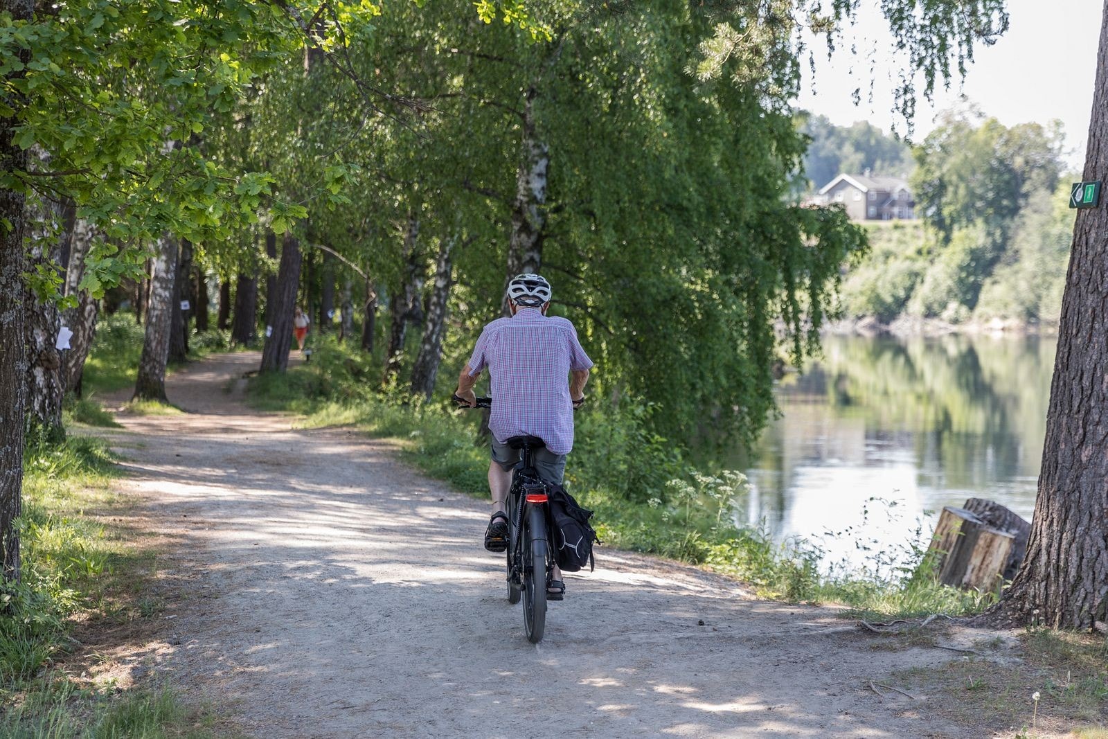"Elvelangs" starter ved Glatved/ ved boligen, hvor en idyllisk tursti følger Storelva rundt sentrum med grøntområder, benker og fine møteplasser. Perfekt for rolige turer eller litt ekstra aktivitet med treningsapparater langs ruten. Galleribilde