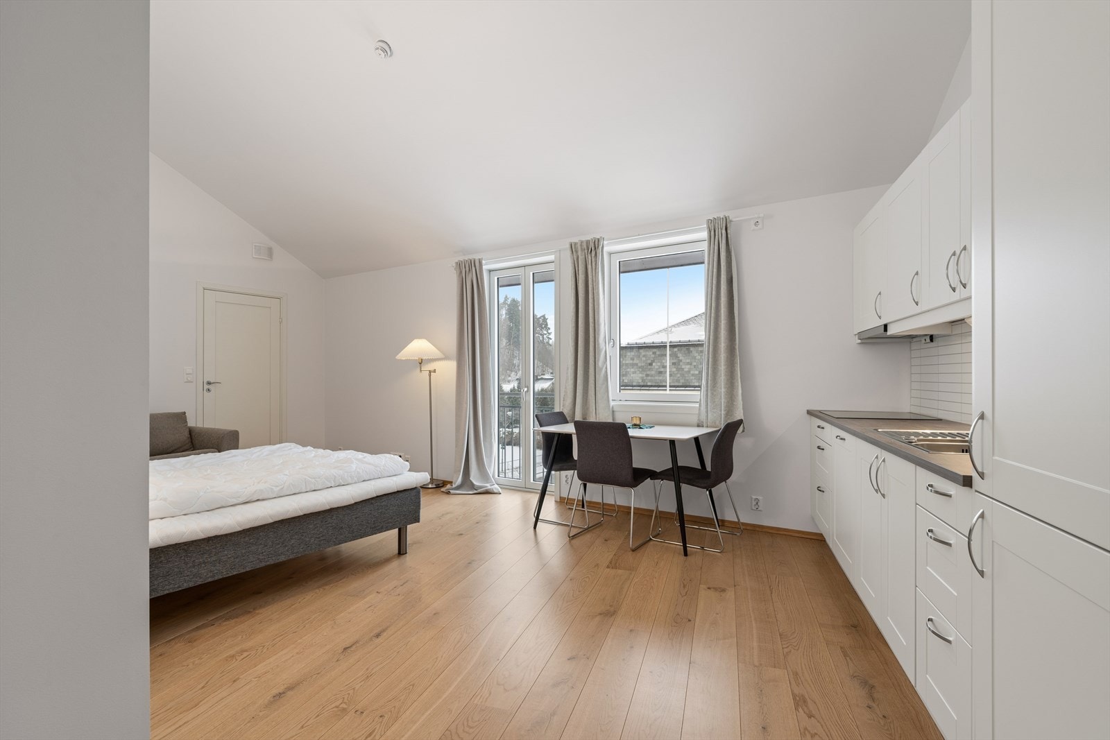 ...Sameiet disponerer en egen utleiehybel som beboerne kan leie rimelig ved behov. En praktisk og kostnadseffektiv løsning for gjester eller kortvarige opphold, og et tilbud som gir sameierne ekstra fleksibilitet i hverdagen. Galleribilde