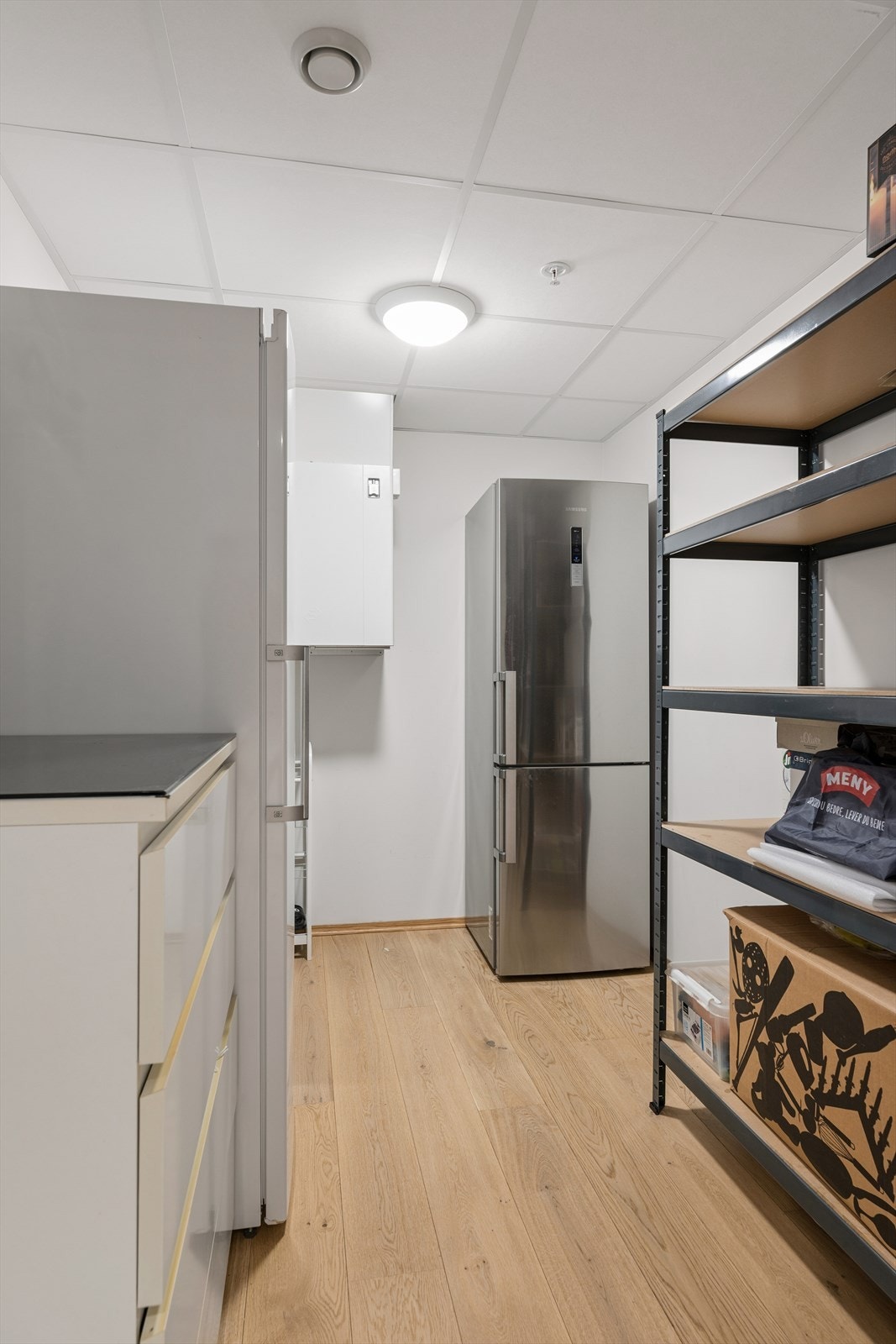 Praktisk innvendig bod med lagringsplass. Galleribilde