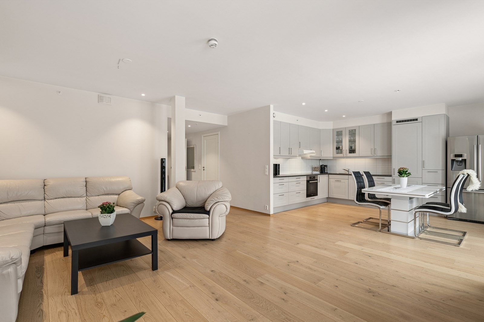 Stue/kjøkken i luftig og åpen løsning. Galleribilde