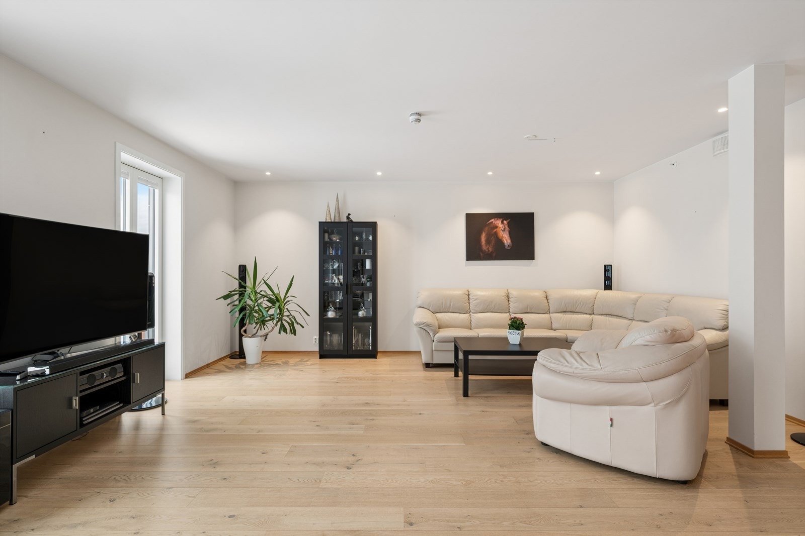 ... TV kan med fordel plasseres mot vegg for en ren og avbalansert stueløsning. Galleribilde