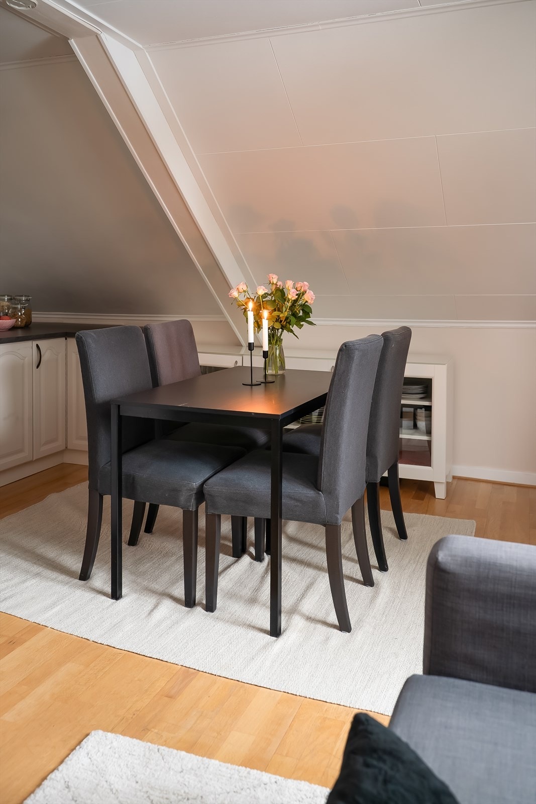 Mellom stue og kjøkken er det en naturlig plass for spisegruppe. Galleribilde