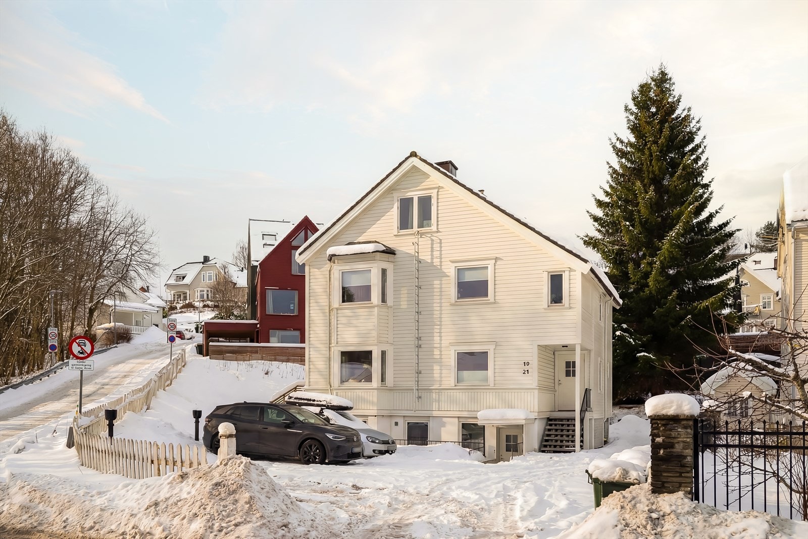 Det er parkering på felles biloppstillingsplass med tilgang til elbillader. Velkommen! Galleribilde