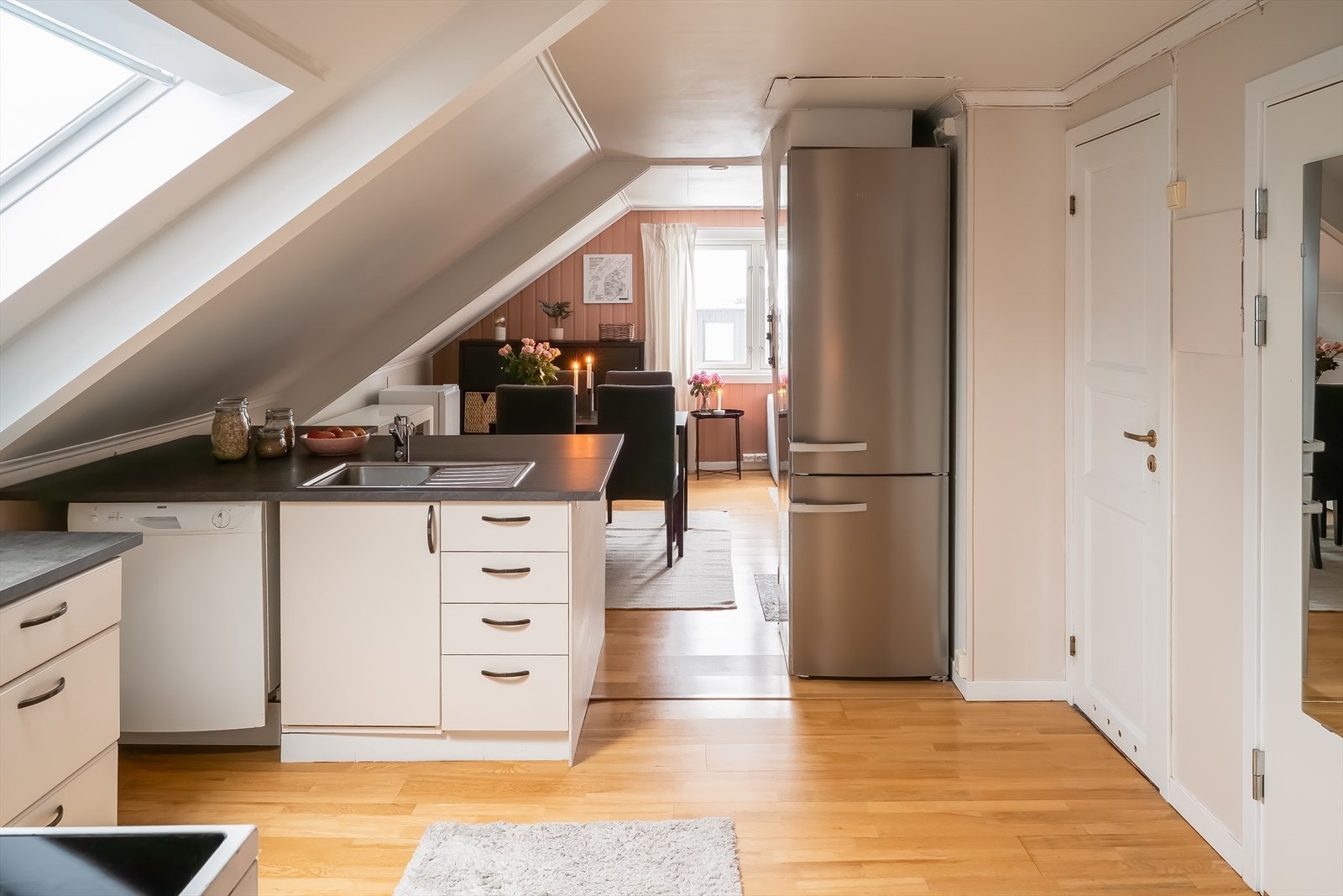 Funksjonelt kjøkken med flere soner som gjør matlagingen enkel. Galleribilde