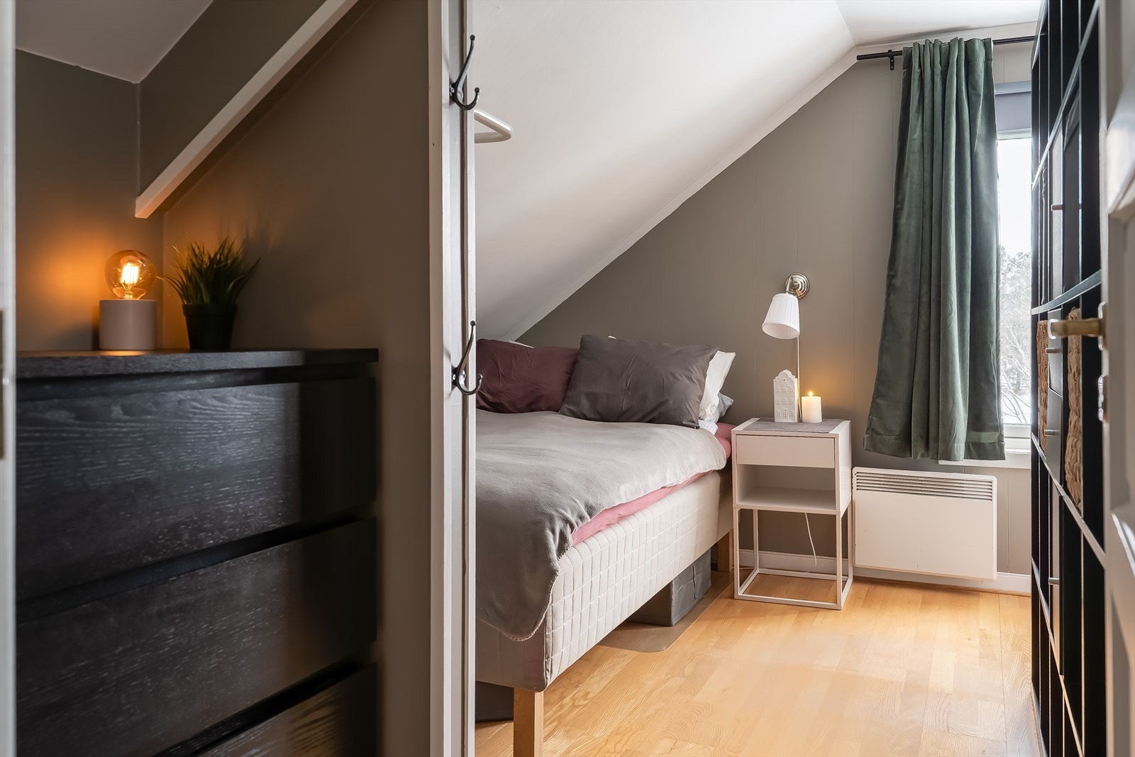 Soverom 2 - Dette soverommet har et eget avgrenset område, perfekt for oppbevaring og garderobeløsning. Galleribilde