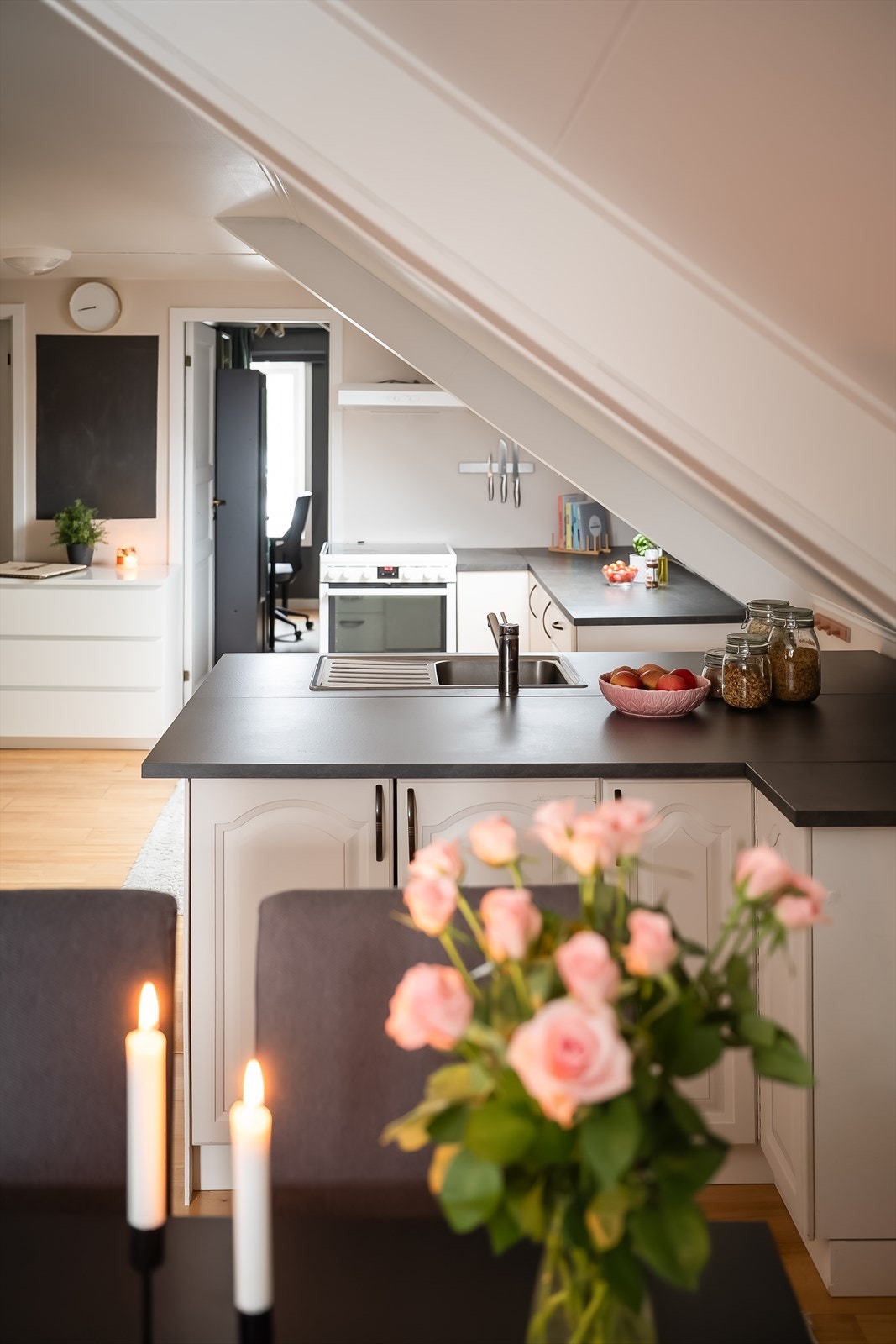 Delvis åpen stue- og kjøkkenløsning på 27 kvm med naturlige soner, der sofakroken er naturlig adskilt fra kjøkkenet. Galleribilde