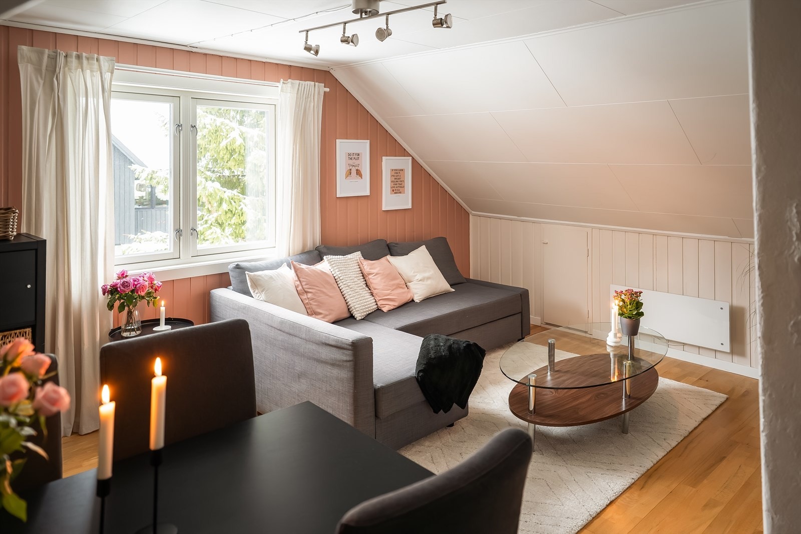 Eskil Wahl v/ Emera Eiendomsmegling ønsker velkommen til Stavnevegen 19. Fotograf: Oscar Stoltenberg. Galleribilde