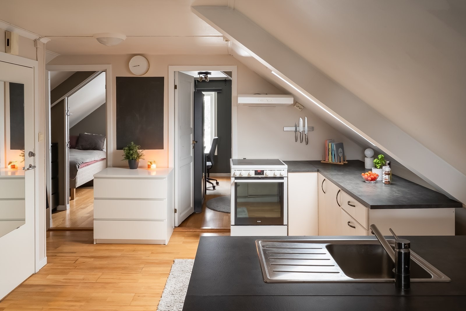 Lyst kjøkken som har godt med plass til matlaging og oppbevaring. Galleribilde