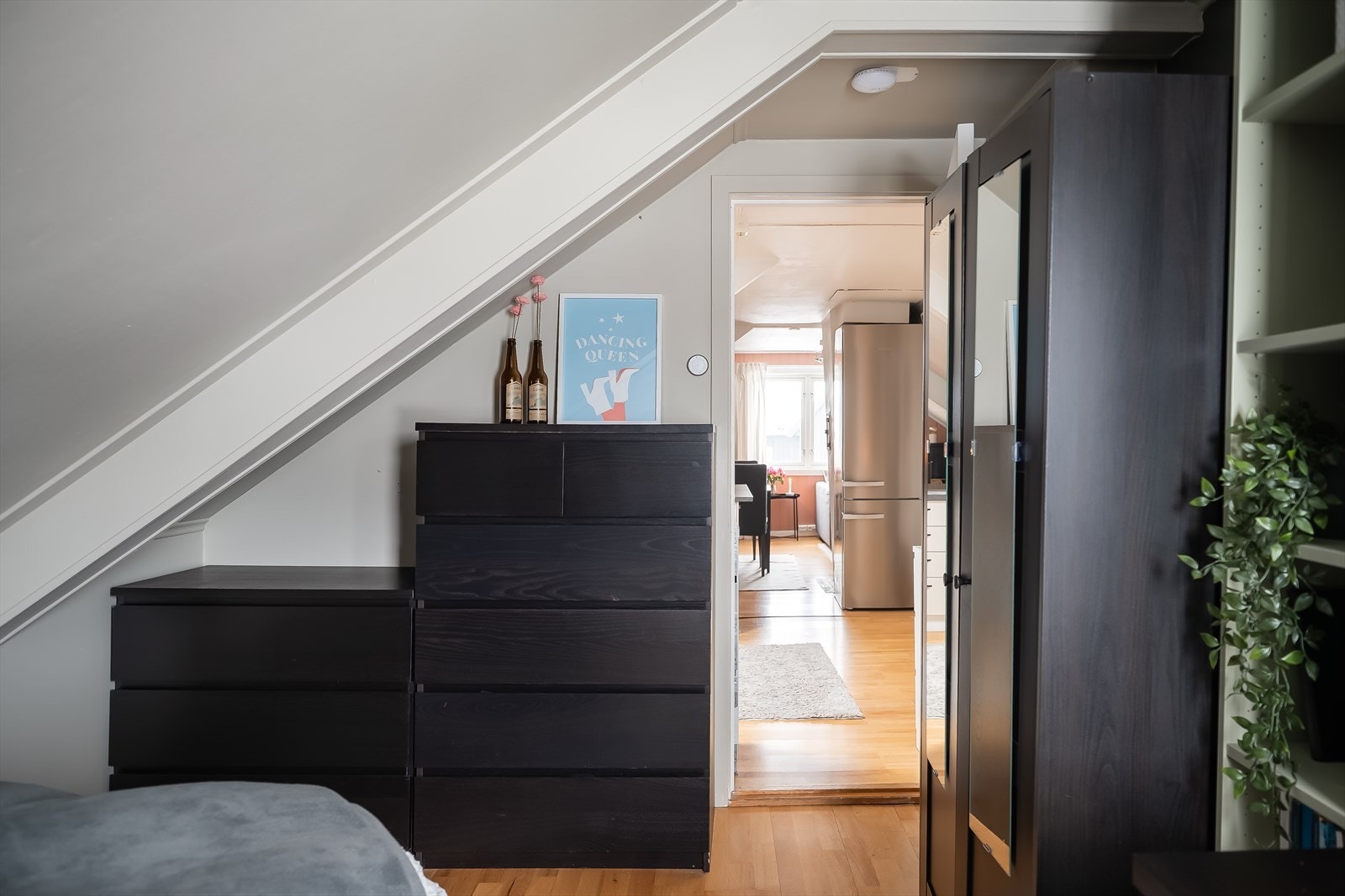 Det er også god plass til praktiske garderobeløsninger. Galleribilde