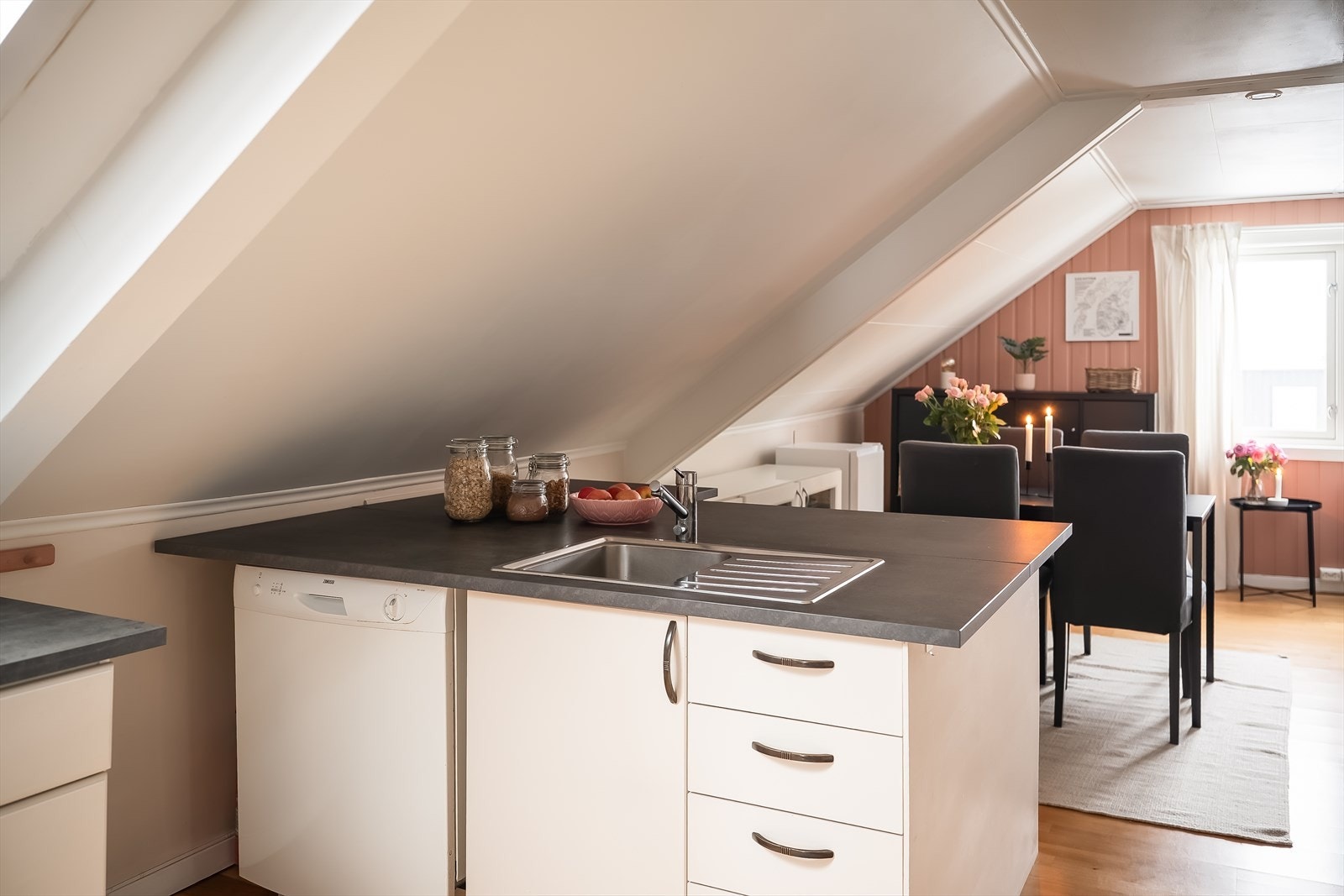 Her er det lave månedlige felleskostnader på kun kr 776,-. Galleribilde