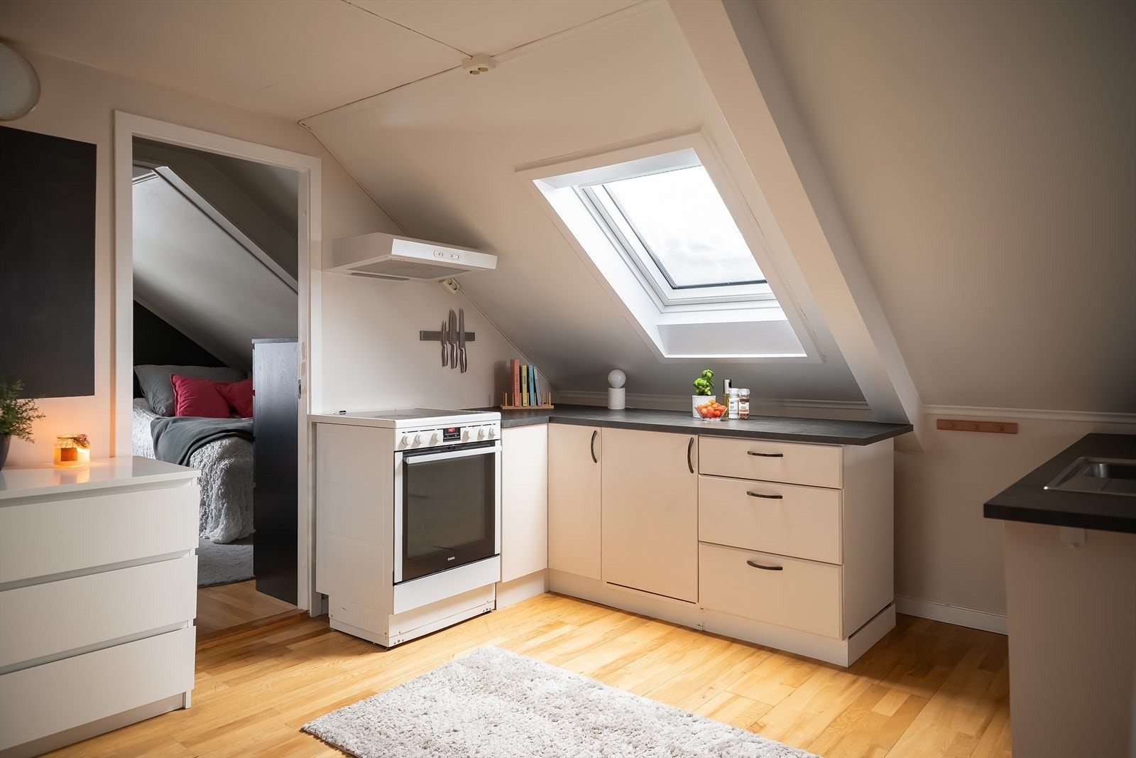 Den store vindusflaten gir godt med naturlig lys til kjøkkenet. Galleribilde