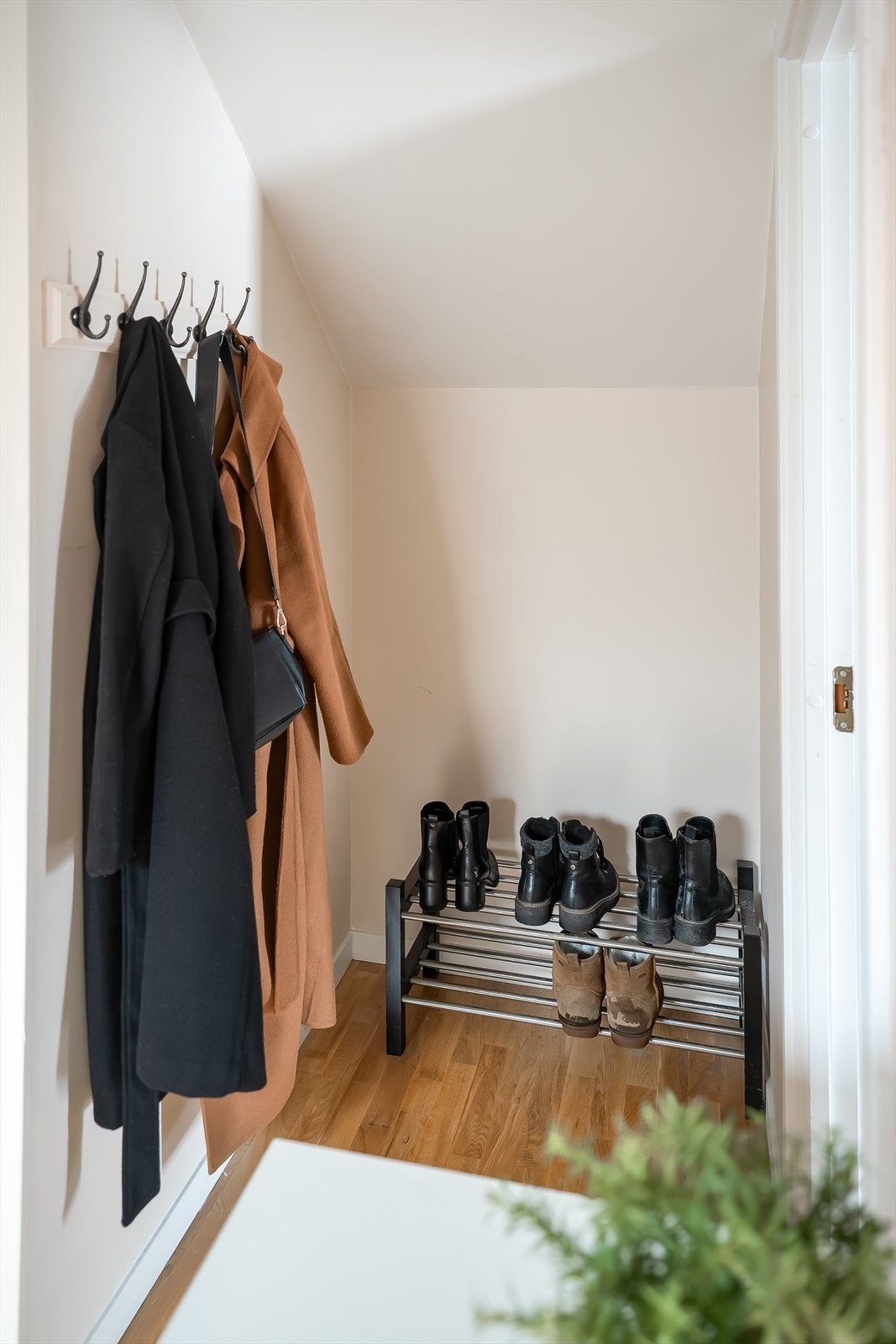 Ved inngangen er det en funksjonell nisje til oppbevaring og klær. Galleribilde