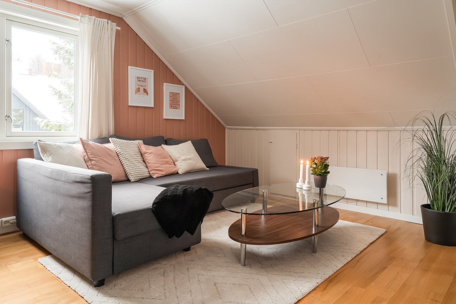 Naturlig avgrenset sofahjørne med god plass til sofaseksjon og TV. Galleribilde