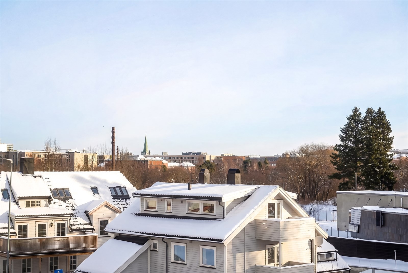 Fra leiligheten har man fin utsikt mot nærliggende boligområder og natur. Galleribilde