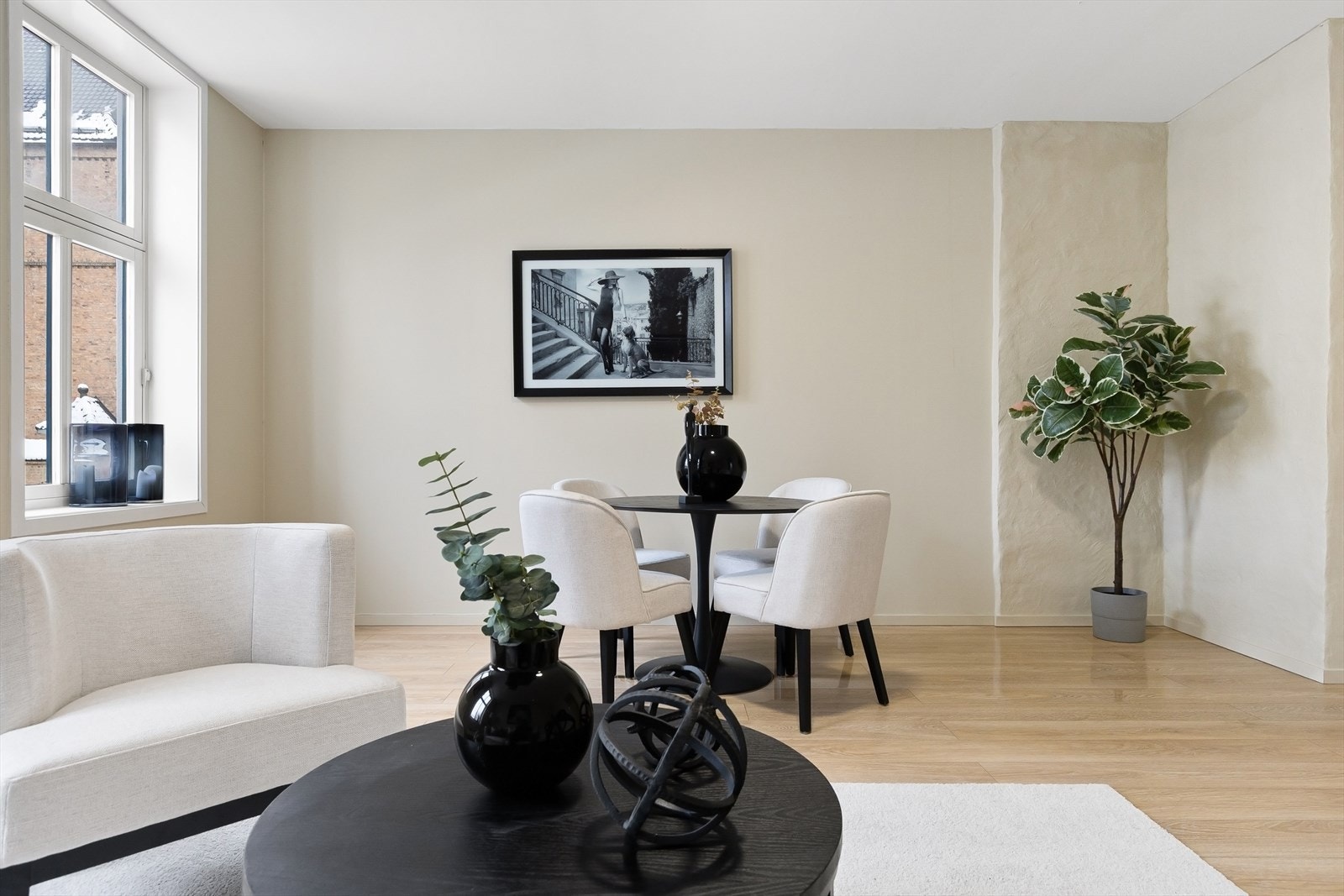 Det er lagt laminat på gulv, og veggene er slette og malt i en delikat fargetone. Galleribilde