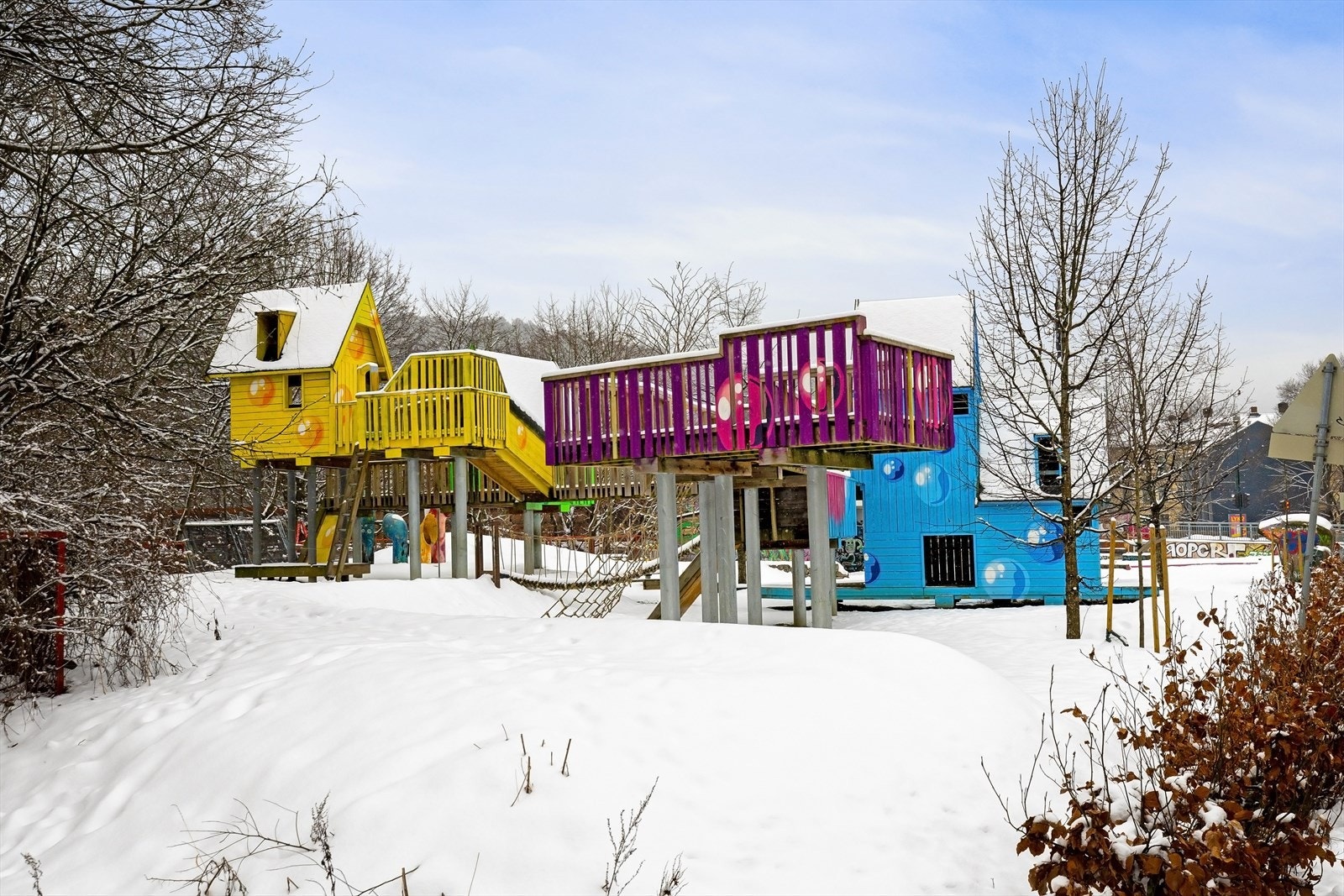 Leiligheten har en flott beliggenhet i et av Oslos mest kulturelle og spennende områder. Området har gjennomgått en betydelig transformasjon de siste årene, der historiske og moderne elementer smelter sammen. Galleribilde