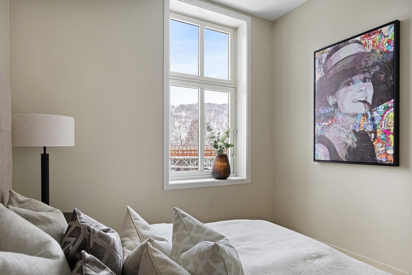 Vinduet vil bli erstattet med en dobbel balkongdør med glass og overlys. Galleribilde