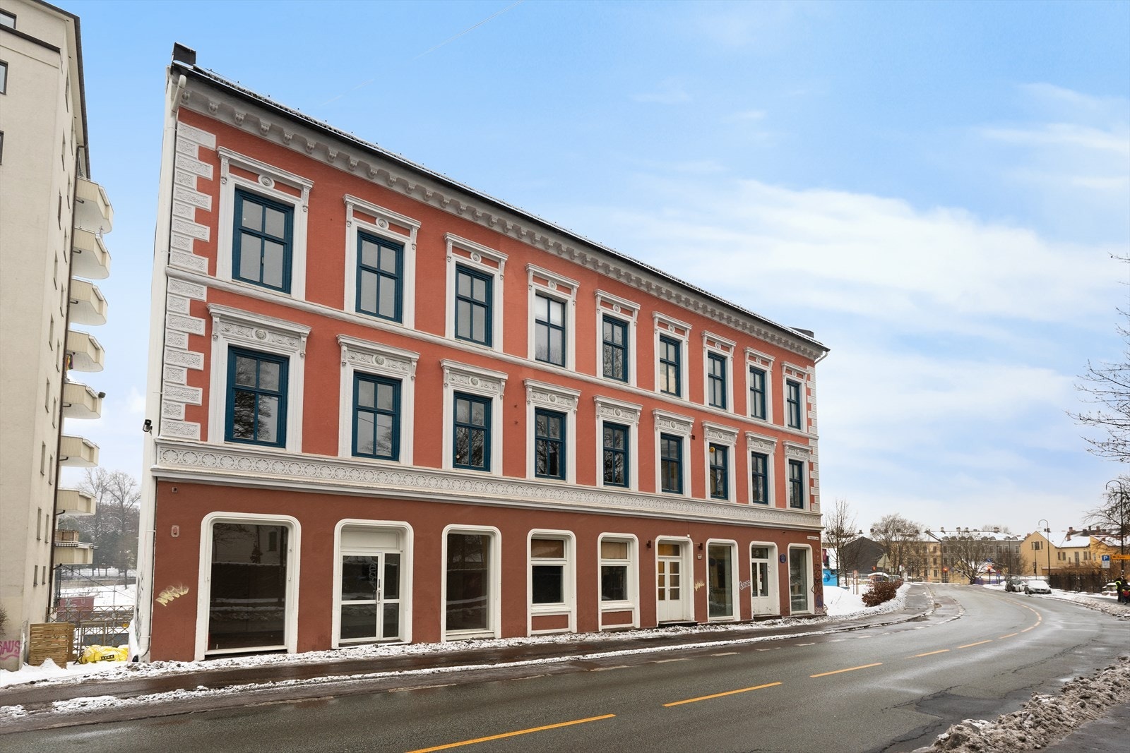 Flott, frittliggende bygård med klassiske detaljer. Galleribilde