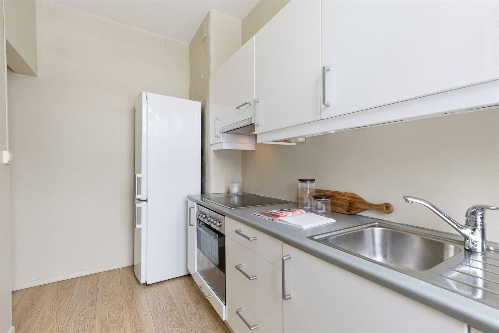 Kjøkkenet er utstyrt med integrert platetopp og stekeovn, samt nisjer for kjøl-/fryseskap. Galleribilde