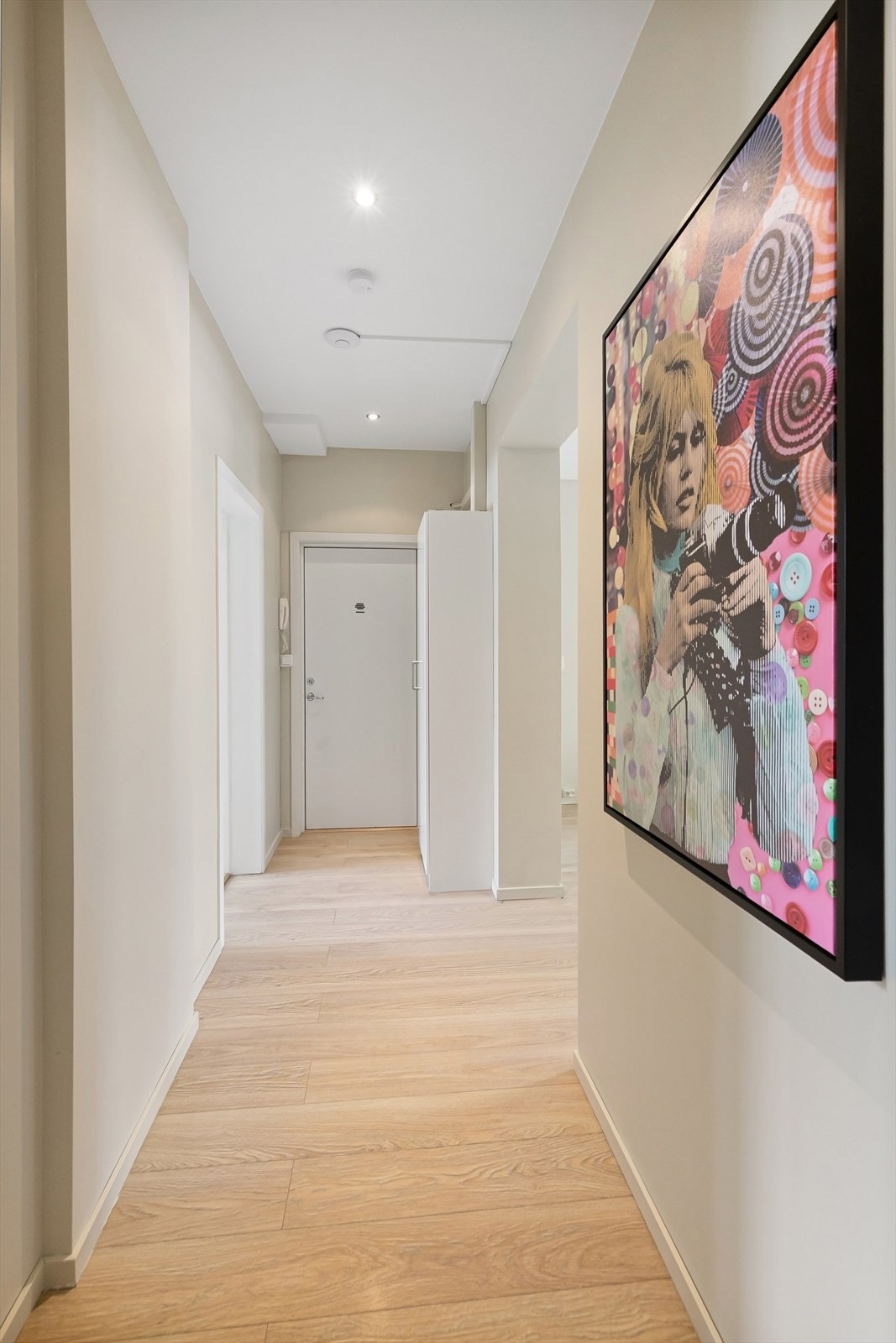 Romslig gang med plass til garderobe. Galleribilde