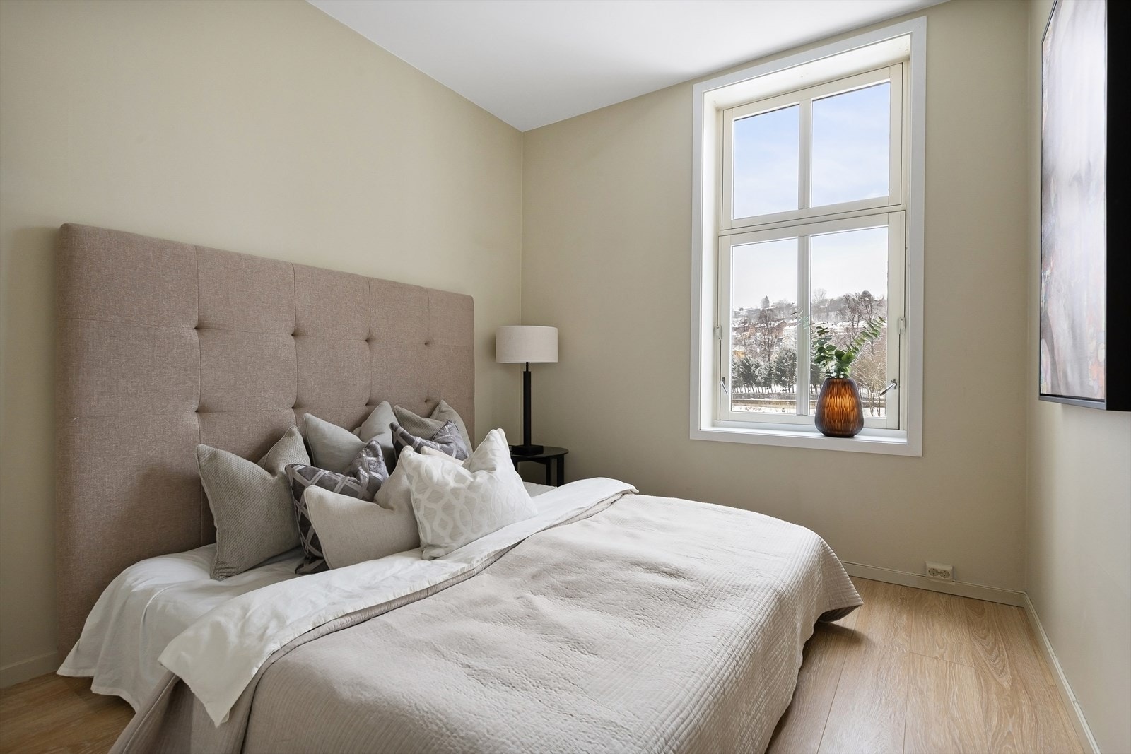 Her kommer det balkong på 3,75 kvm i løpet av april. Alle kostnader ifm. balkong og balkongdør dekkes av selger. Galleribilde