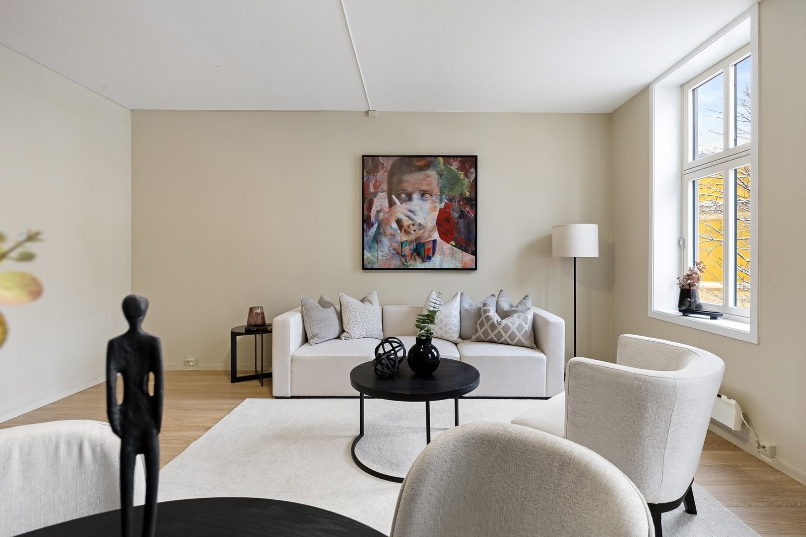 I stuen er det god plass til både sofa og spisegruppe. Galleribilde