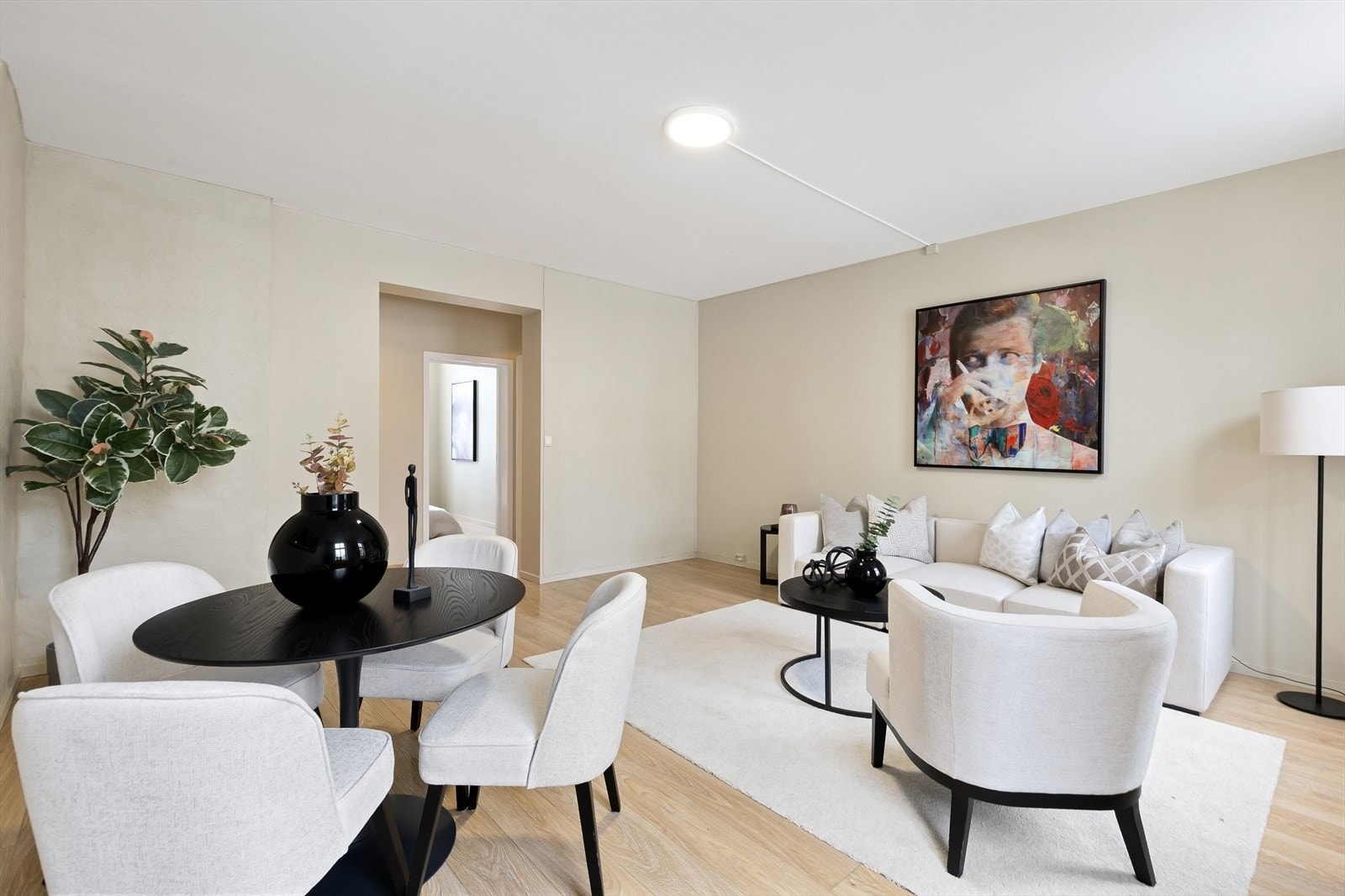 Gode muligheter for å flytte kjøkken ut til stuen med vann og avløp i bak veggen til høyre (kjøpers risiko å undersøke nærmere). Galleribilde