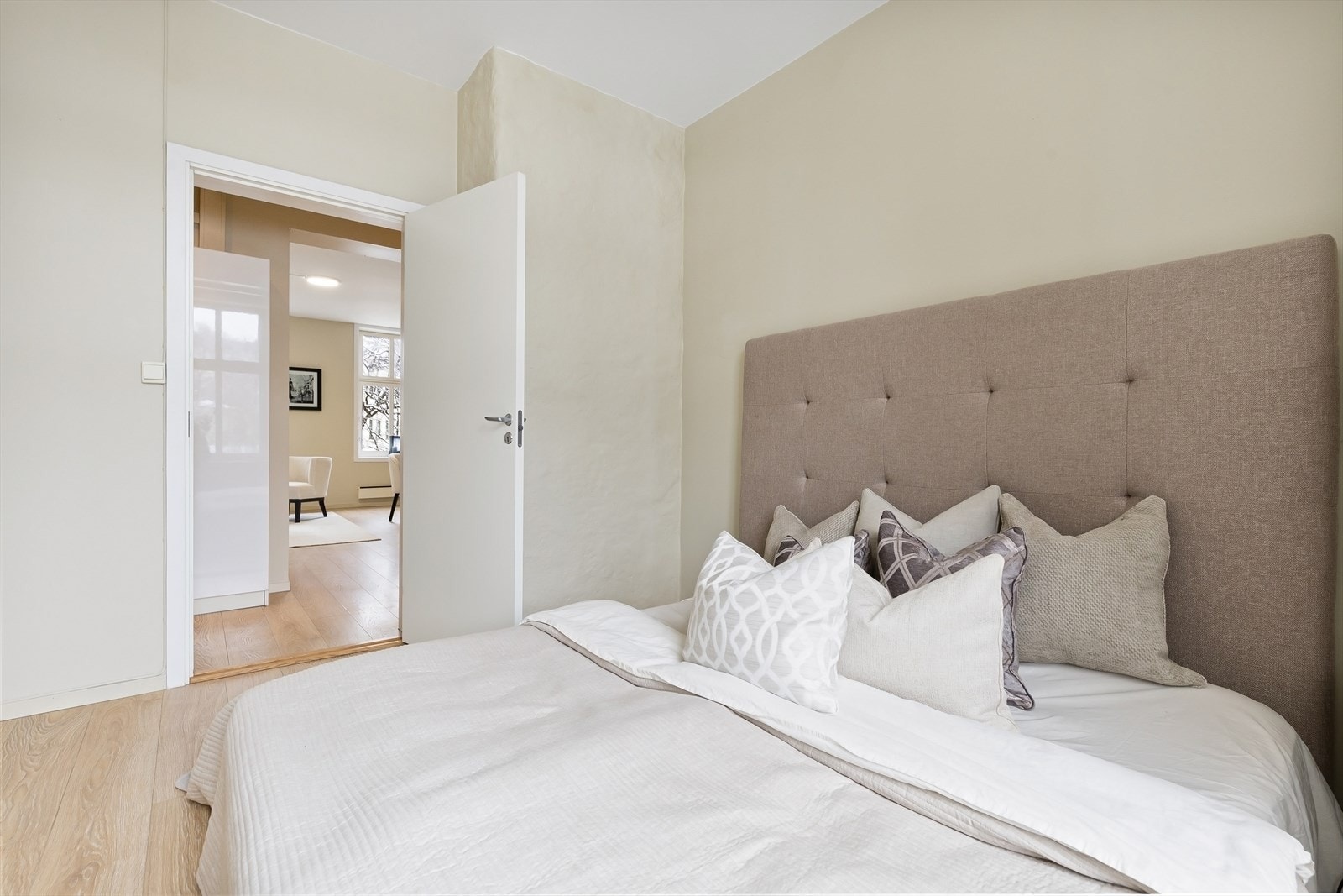 Leiligheten har et romslig soverom., med god plass til dobbeltseng og garderobe. Galleribilde