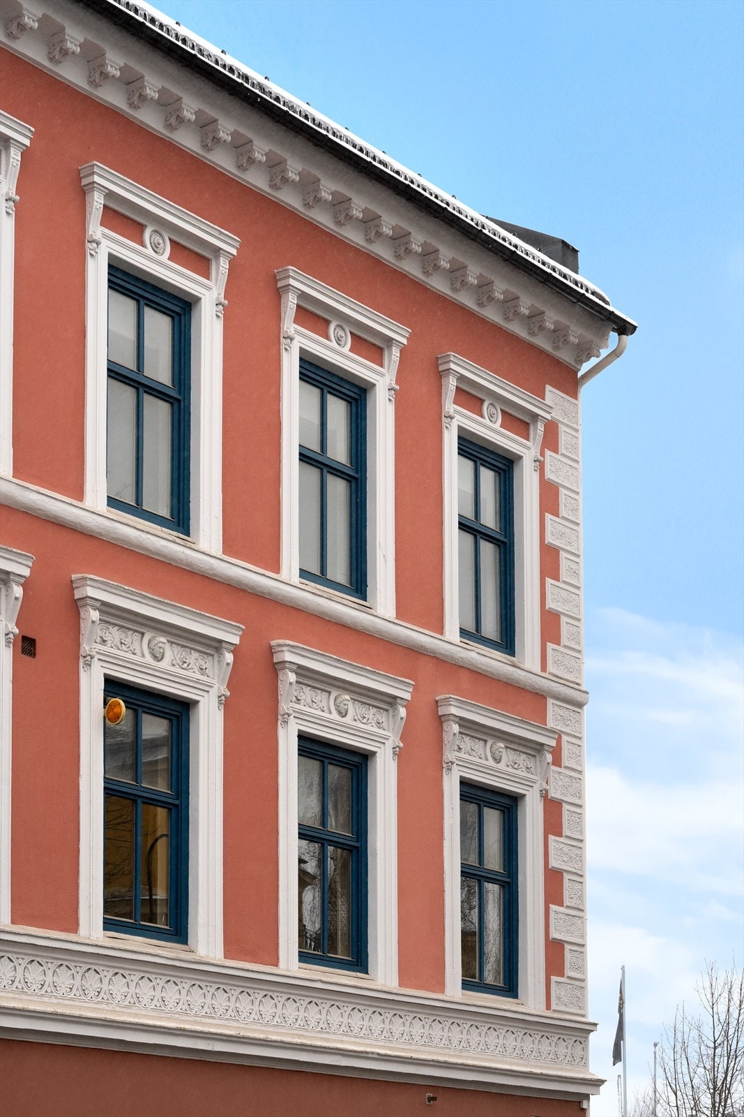 Ærverdig bygård med flotte, klassiske detaljer. Galleribilde