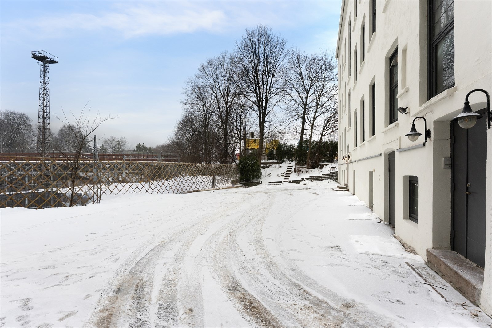 Det er etablert parkeringsplasser i bakgården som kan kjøpers av beboere. Galleribilde