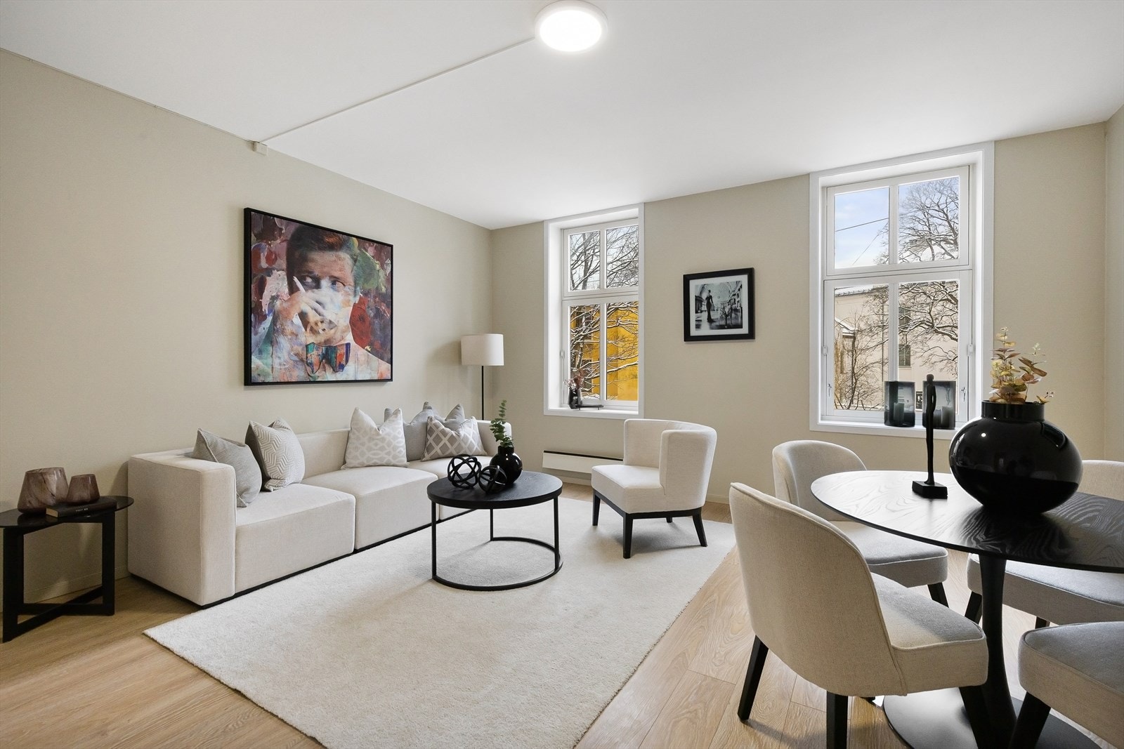 Store vindusflater slipper inn rikelig med daglys. Galleribilde