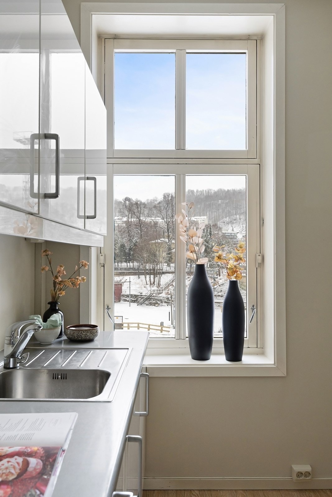 Fra kjøkkenet er det flott utsikt mot hyggelig nabolag. Galleribilde