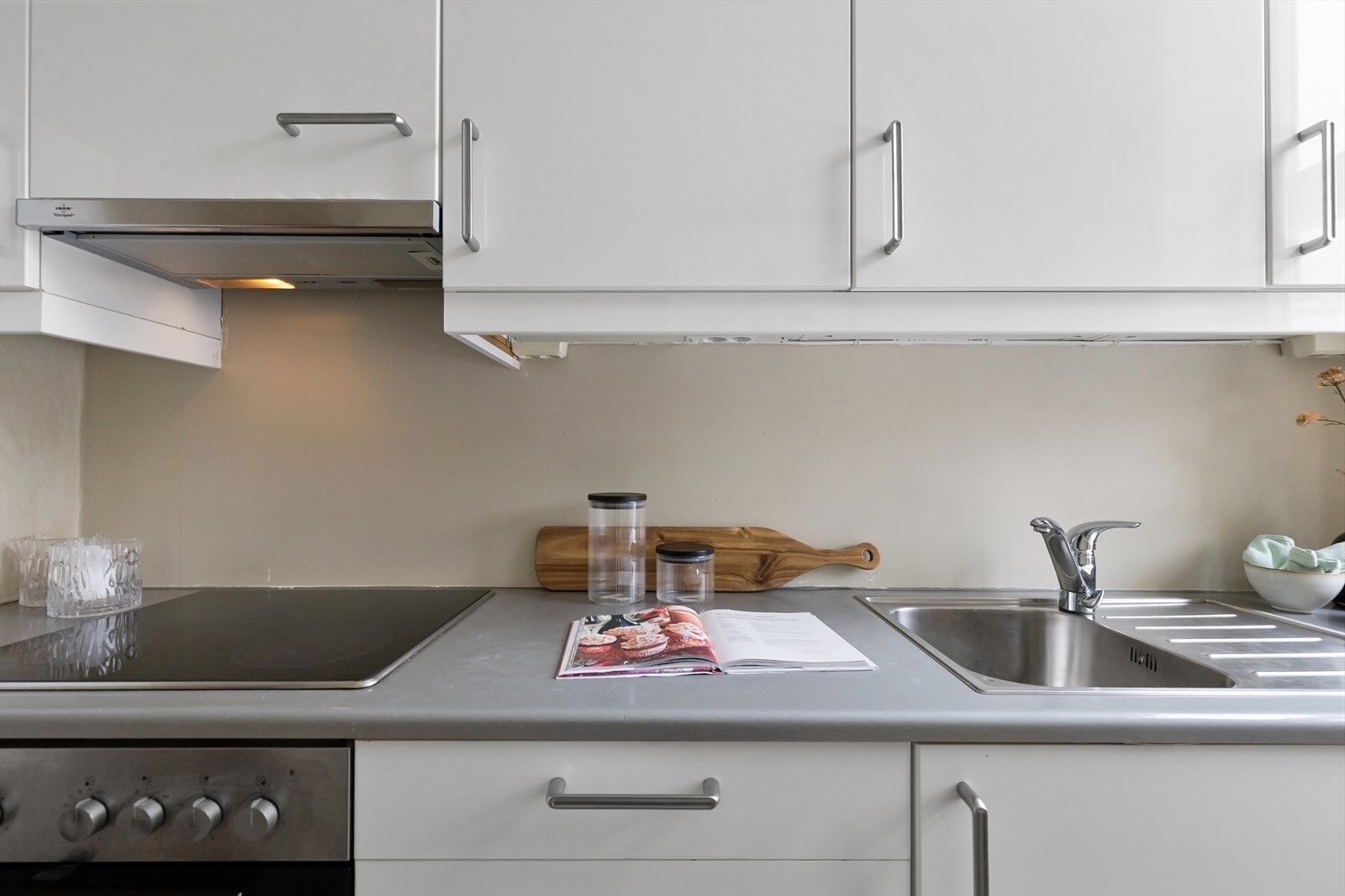 Benkeplaten er i laminat og har en nedfelt oppvaskkum. Galleribilde