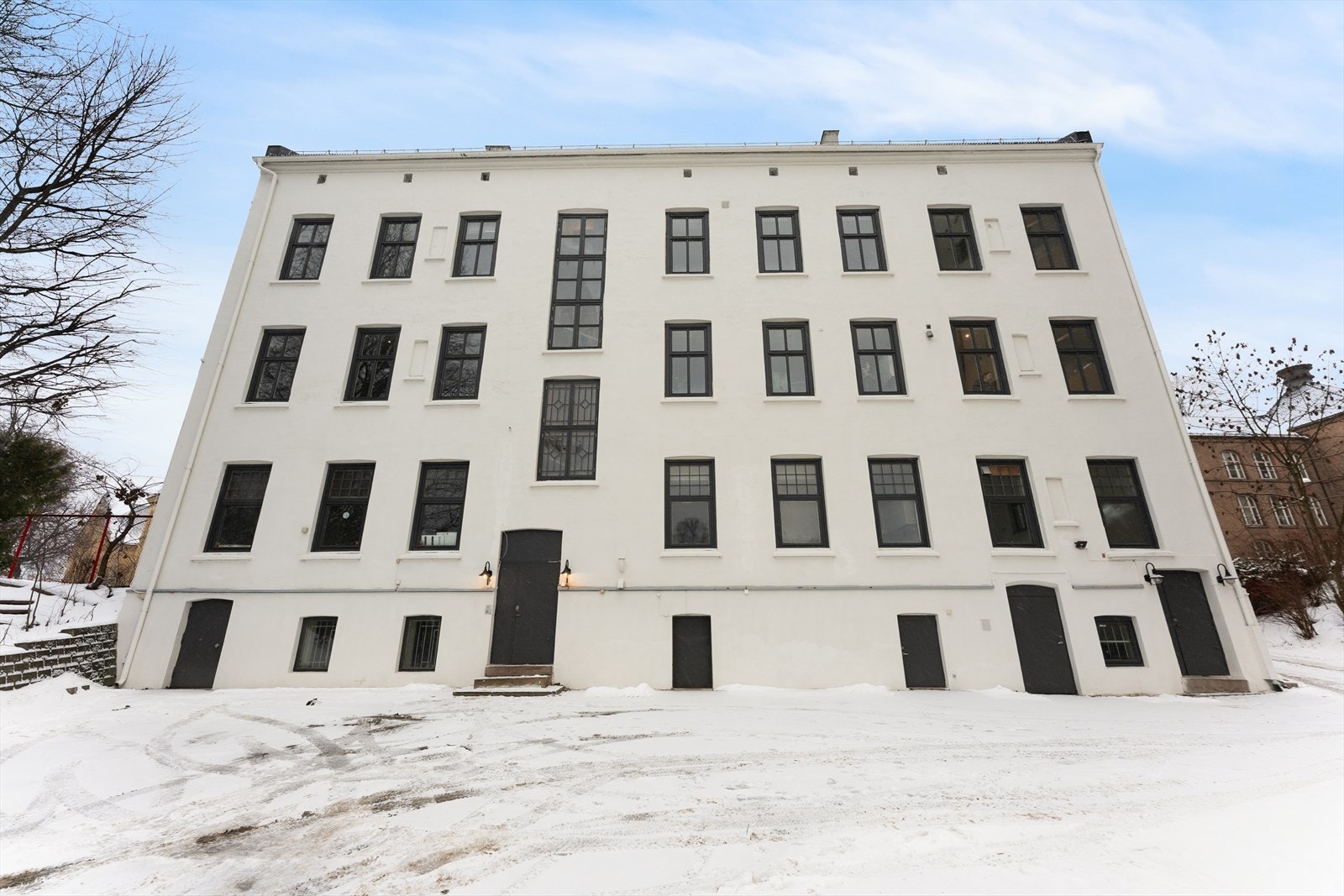 Fasade mot bakgård, begge gavlvegger og sokkel mot gate ble pusset opp og malt i 2025. Her kommer det 8 flotte balkonger ila april. Godkjent og bestilt! Galleribilde