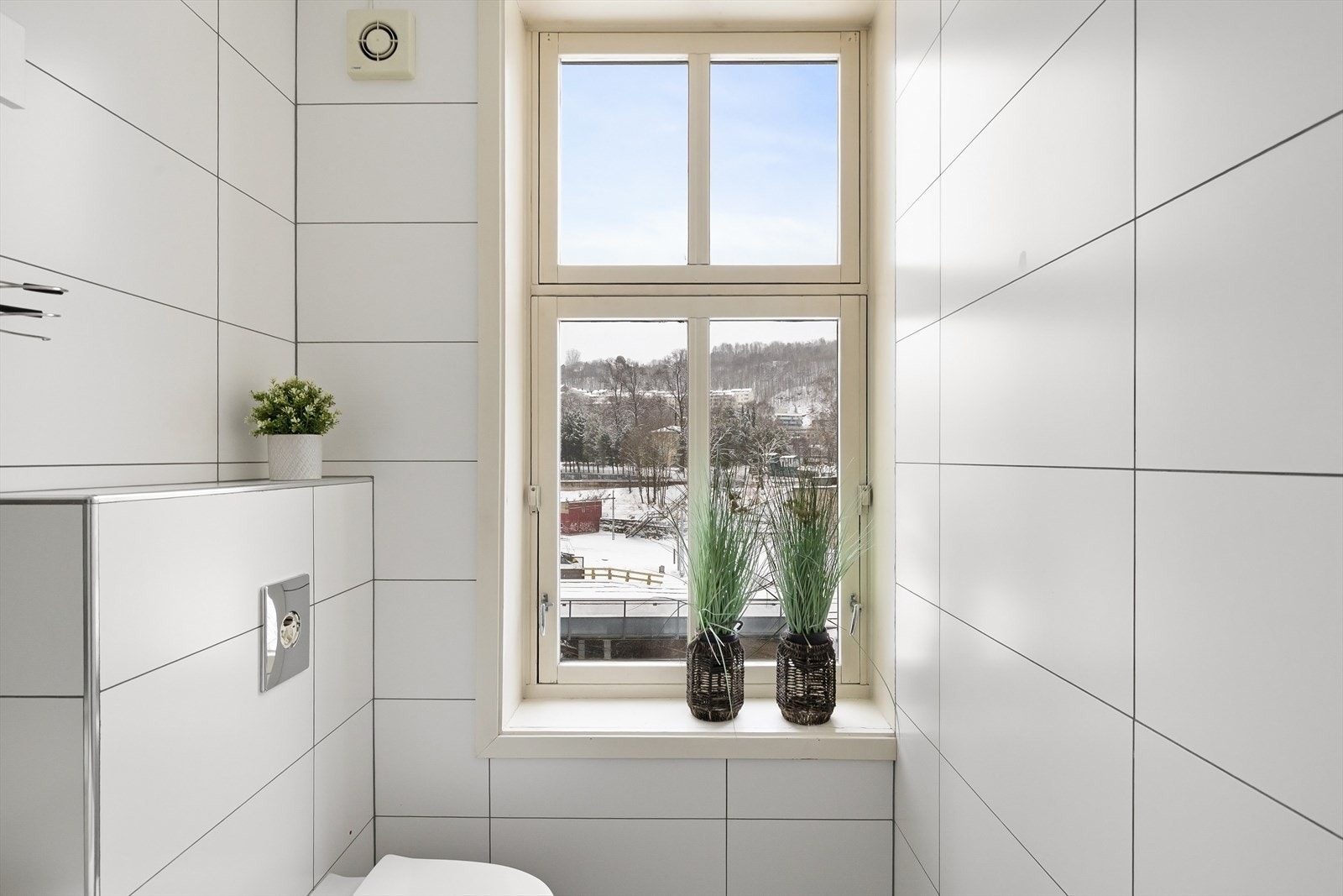 Stort vindu på baderom som gir rikelig med naturlig lys. Galleribilde