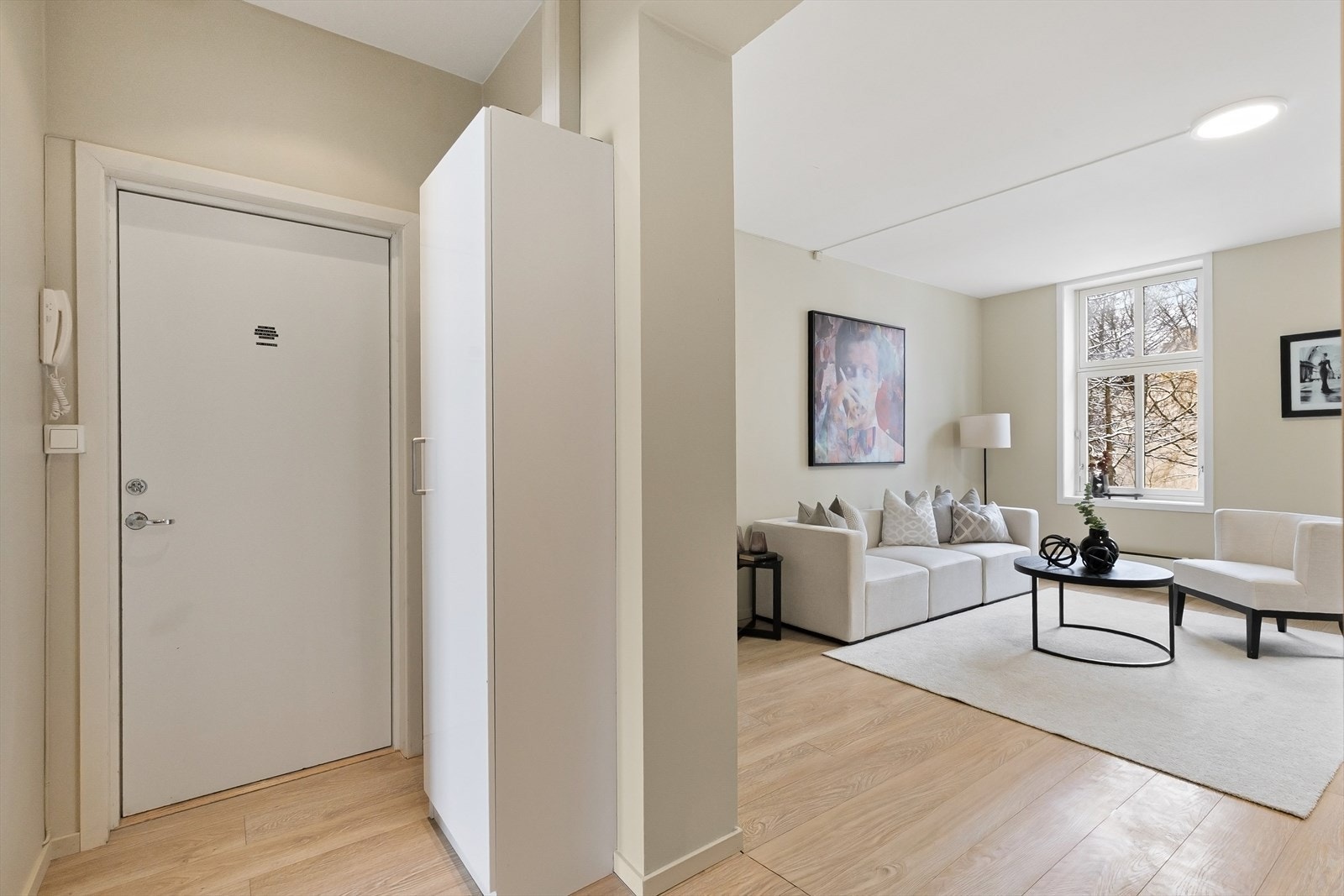 Leiligheten er overflateoppusset i 2026 i tidsriktige farger og materialer. Galleribilde