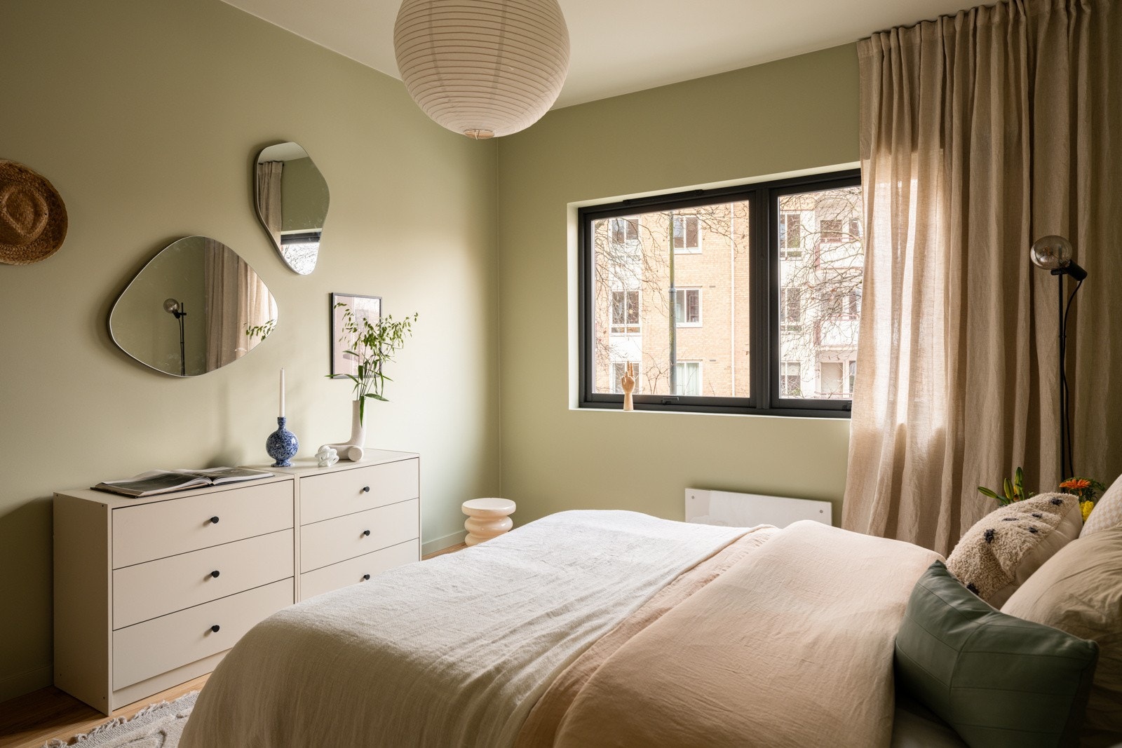 Også på dette soverommet er det plass til dobbeltseng med tilhørende nattbord og kommoder eller andre garderobeløsninger. Galleribilde