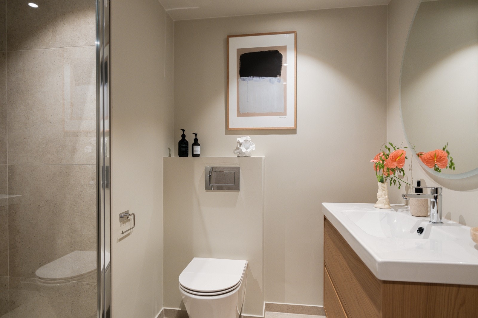 Baderommet har flotte fliser på gulv, elektriske varmekabler, glatte malte overflater kombinert med fliser i dusjen, downlights i himlingen og mekanisk avtrekk. Galleribilde