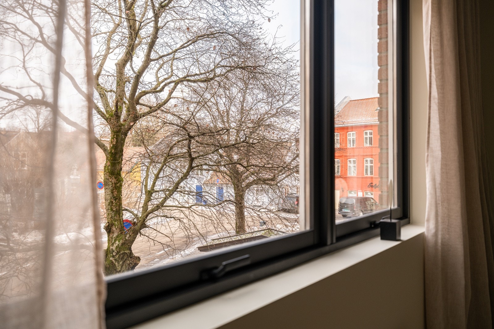 Den store vindusflaten slipper inn rikelig med naturlig lys. Utenfor vinduet er det et stort tre som sørger for frodig utsyn og lite innsyn på sommerstid. Galleribilde