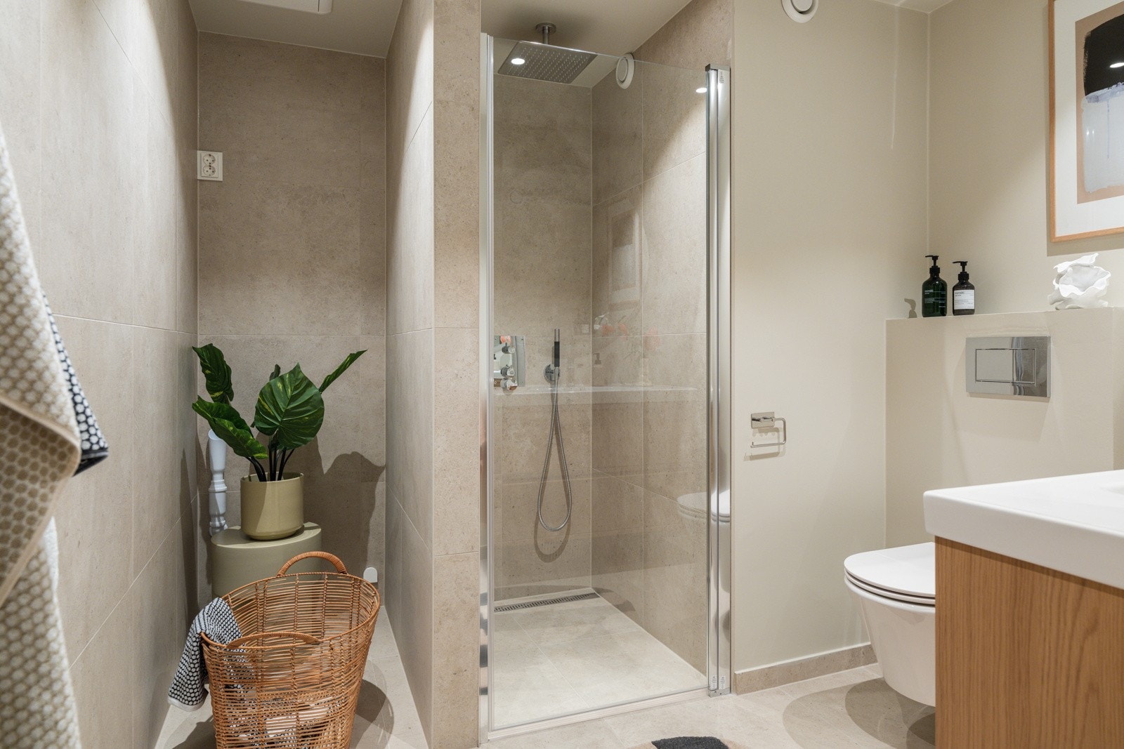 Ved siden av dusjen er det en praktisk nisje med plass og opplegg for vaskemaskin, samt tørketrommel over om ønskelig. Galleribilde