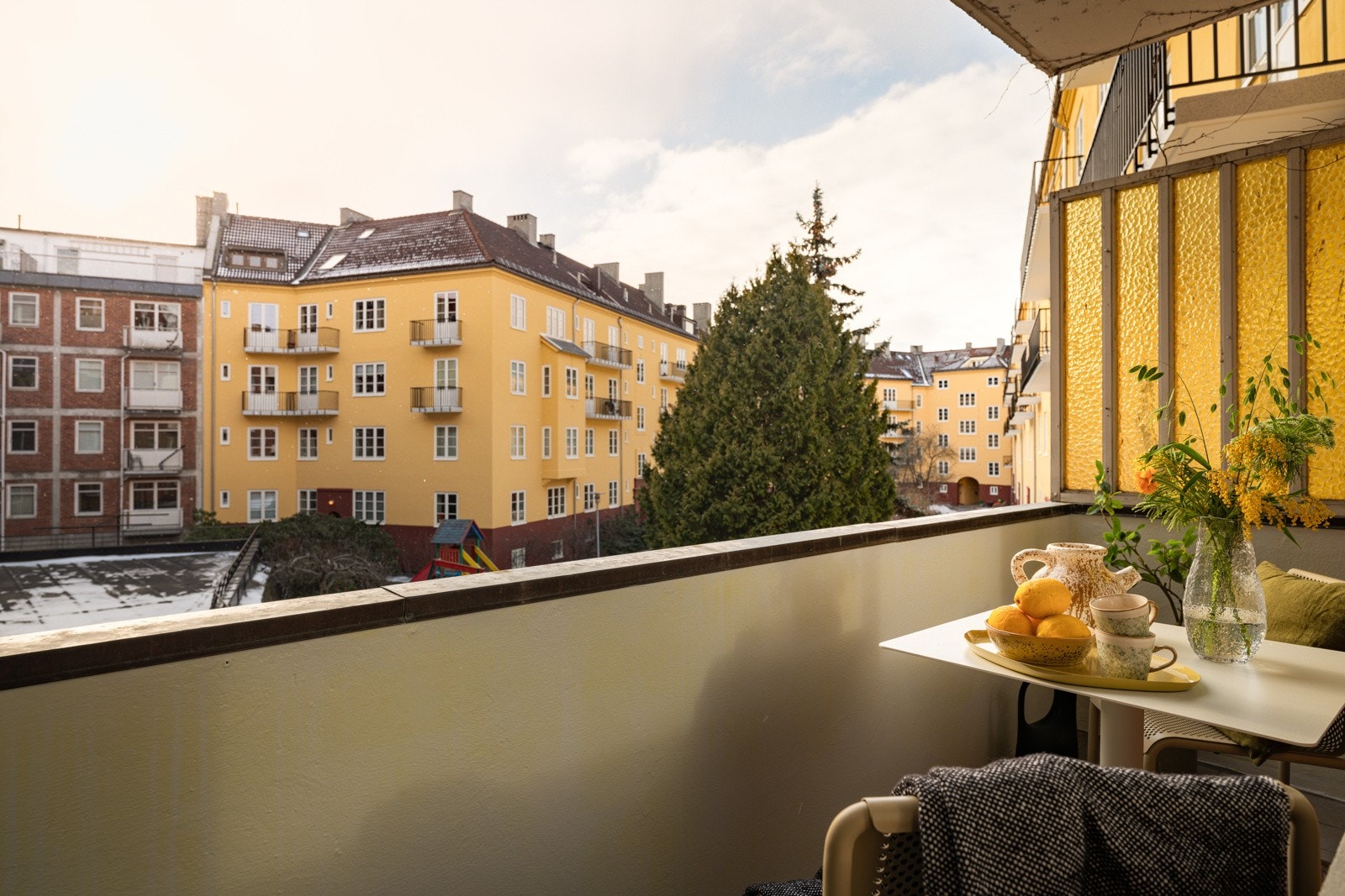 Fra stuen har du utgang til en solrik sydvendt balkong på ca. 5m². Galleribilde